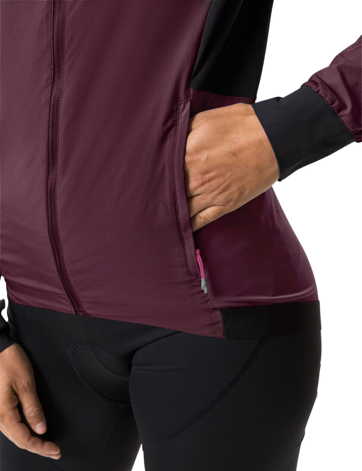 Fahrradjacke VAUDE, Damen, Gr. 44, lila (cassis), Obermaterial: 100% Polyester, Jacken Fahrradjacke, besonders geringes Gewicht, kleines Packmass, winddicht, atmungsaktiv cassis 44