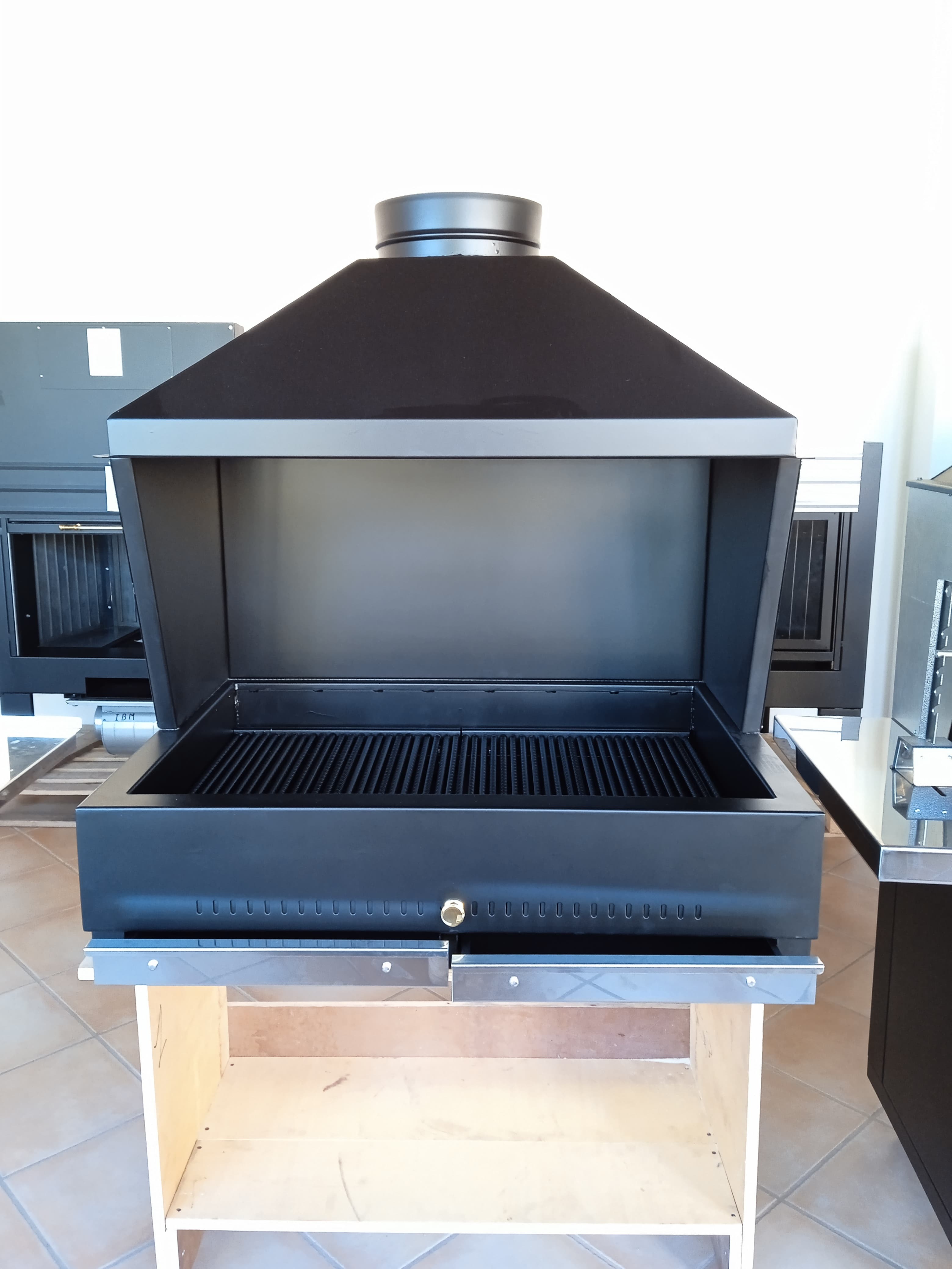 Grill 97x70 mit freistehender Haube