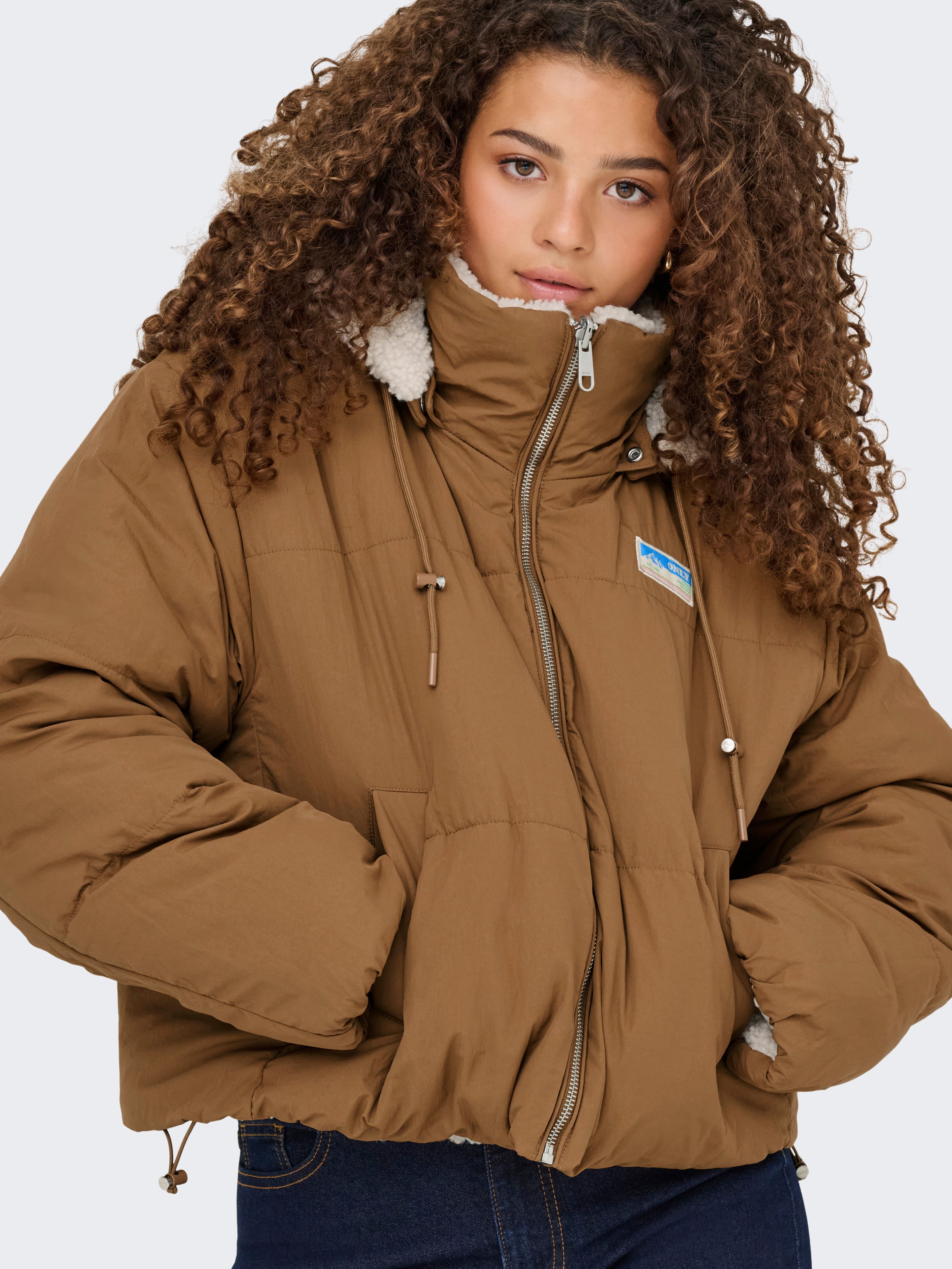Plüschjacke ONLY "ONLMARIA LIFE REV PUFFER JACKET CC OTW", Damen, Gr. S, beige (cloud dancer detail:toasted coconut), Plüsch, Obermaterial: 50% Nylon, 50% Polyester, unifarben, regular fit normal, Jacken Plüschjacke cloud dancer detail:toasted coconut S
