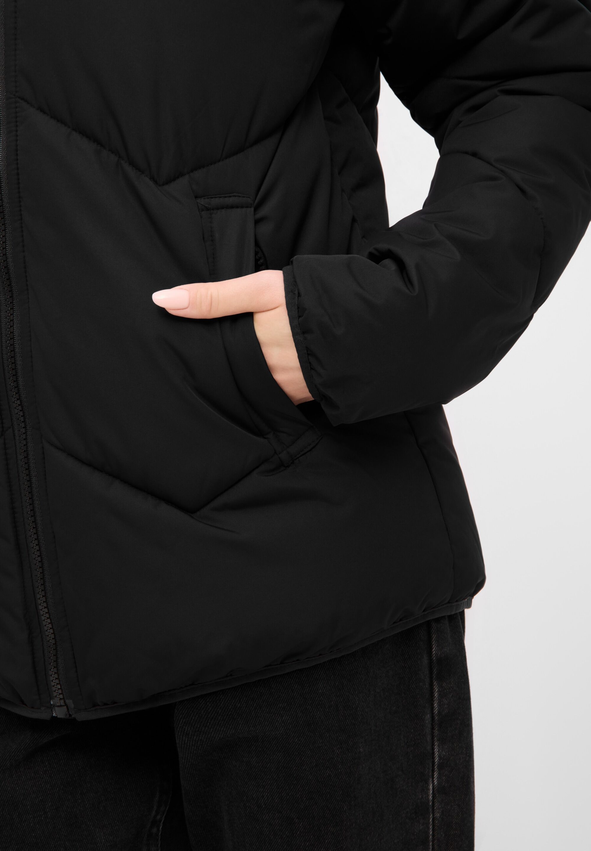 Steppjacke BENCH. "KRIYA", Damen, Gr. 46, schwarz, Steppware, Obermaterial: 100% Polyester, unifarben, hüftbedeckend, ohne Ausschnitt, Jacken Steppjacke, leichte Winterjacke mit hoher Wärmeleistung und Zick Zack Steppung schwarz 46
