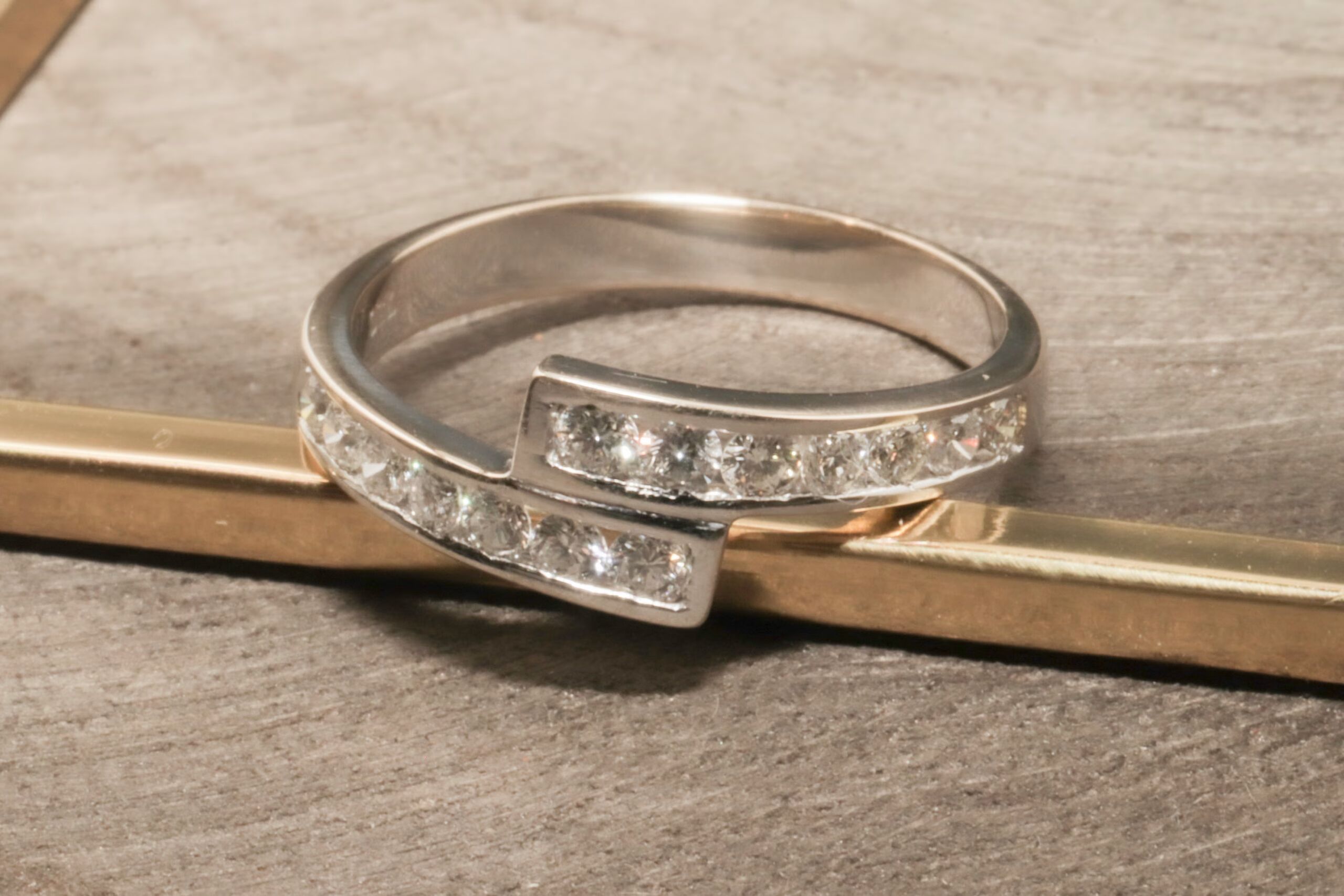Sero Guld Bypass-ring med diamanter i 18 karat guld