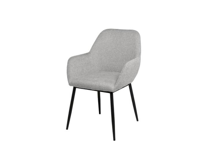 Chaise rembourrée gris clair avec accoudoirs et pieds noirs.