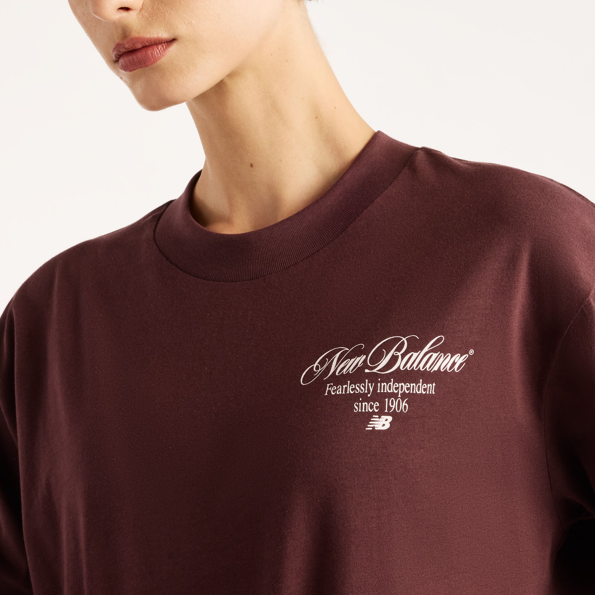 T-Shirt NEW BALANCE "PRESSED FLOWERS RELAXED T-SHIRT", Damen, Gr. XS, braun (cherry leather (ylr)), Obermaterial: 100% Baumwolle, Shirts T-Shirt, sportlicher Stil, aus Baumwolle cherry leather (ylr) XS