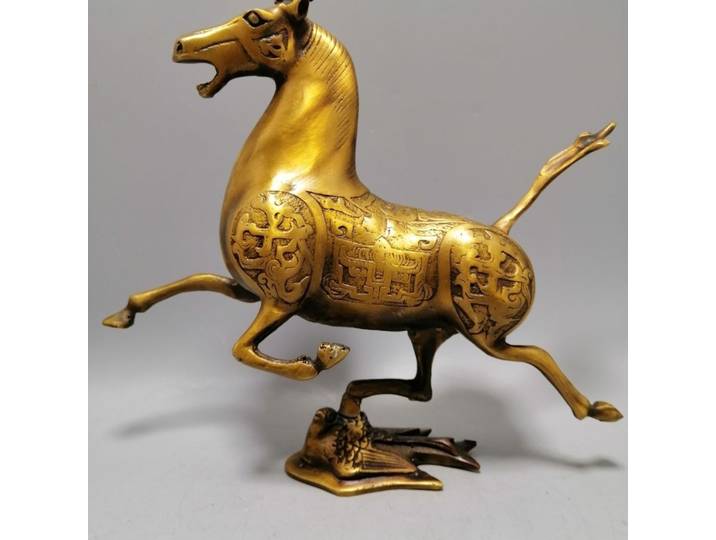 Statue de cheval porte-bonheur en cuivre marchant sur une hirondelle volante, décoration de bureau et de maison, cadeau pour ornement de bureau