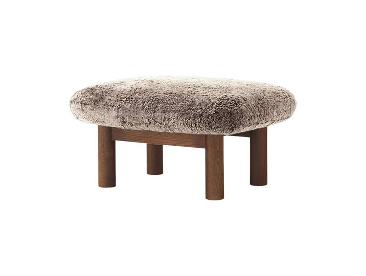 Audo Copenhagen Brasilia Fußhocker Dark oak-Sahara sheepskin curly
