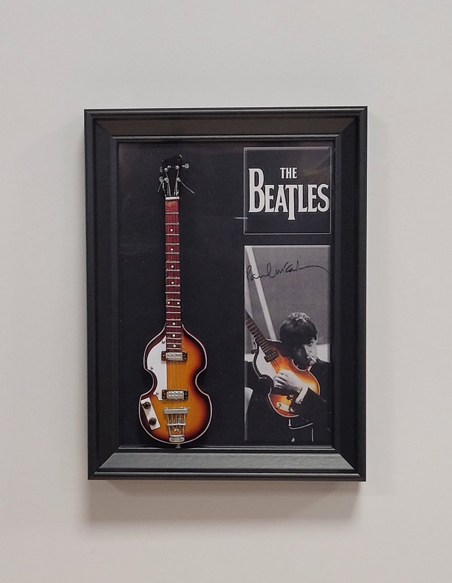 Paul McCartney The Beatles Miniatuur Gitaar Wanddecoratie met Lijst, 20 x 15 cm