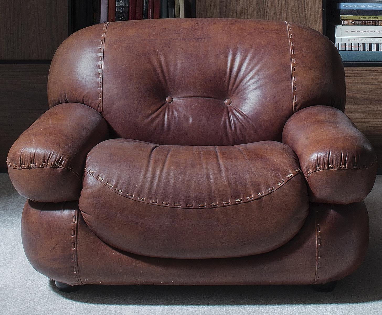 Vintage lederen fauteuil voor in de woonkamer met echt lederen bekleding