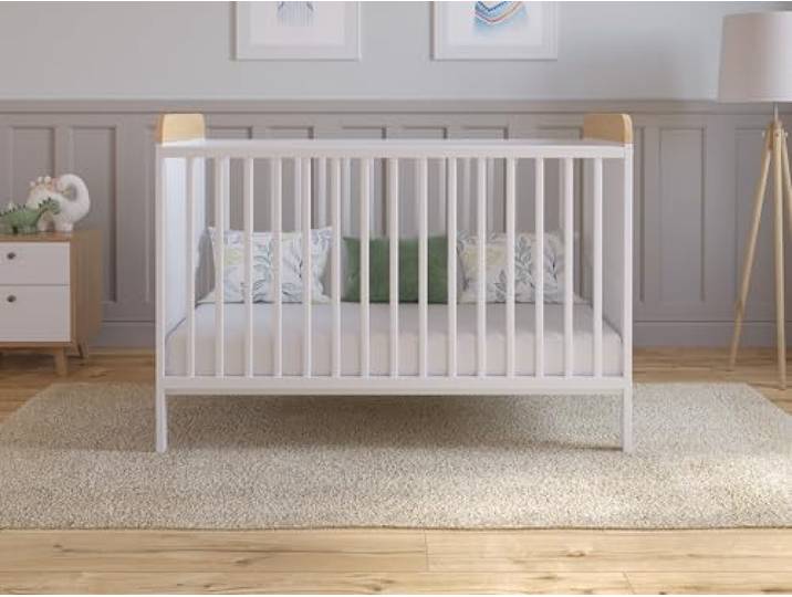 Love For Sleep Babybett Beistellbett 120x60 cm mit Matratze - Kinderbett Baby Bett Holz Weiß-Kiefer, Babybett Komplett Set - Kinderbett Mitwachsend Gitterbett
