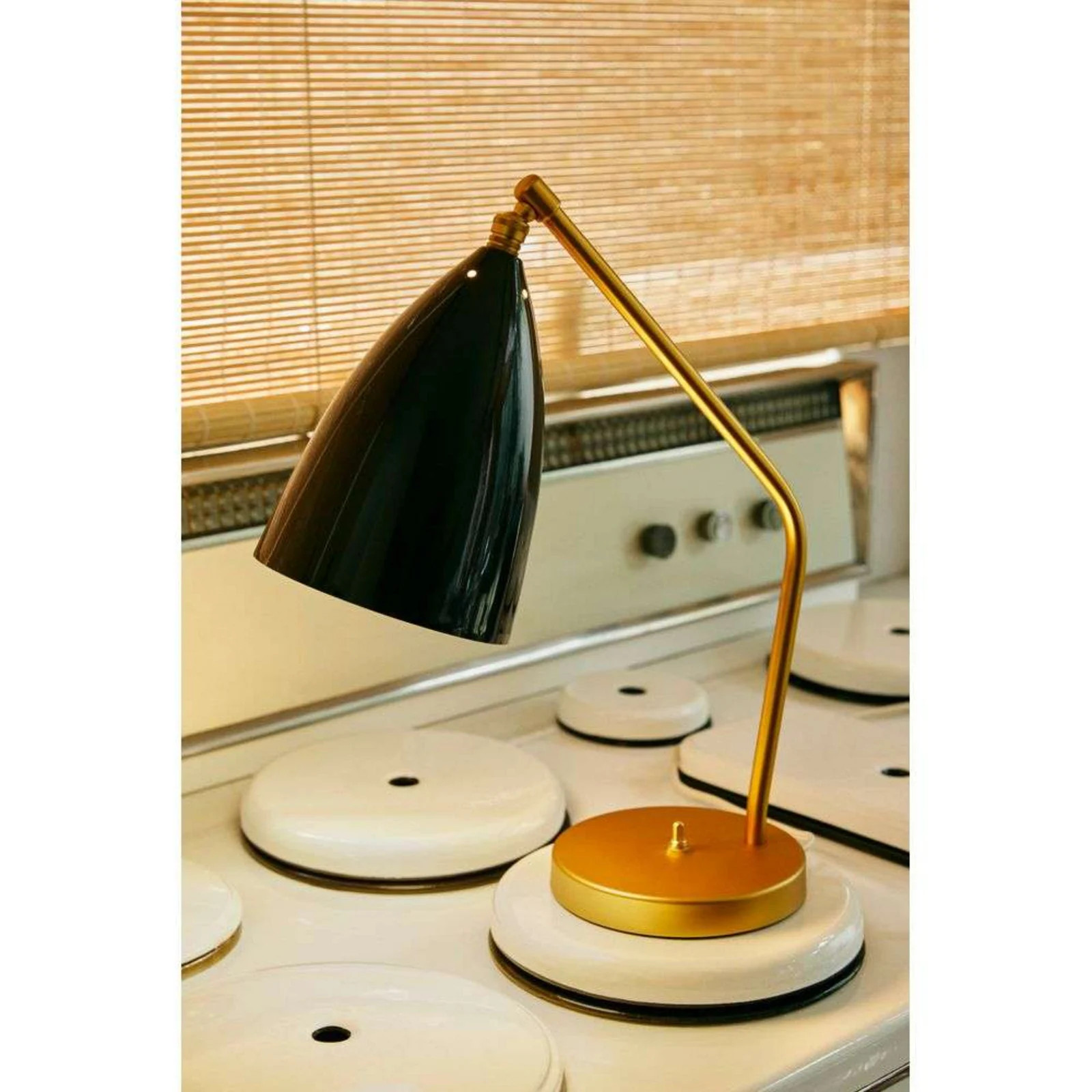 GUBI Gräshoppa tafellamp - Glossy Black/Brass - Metaal