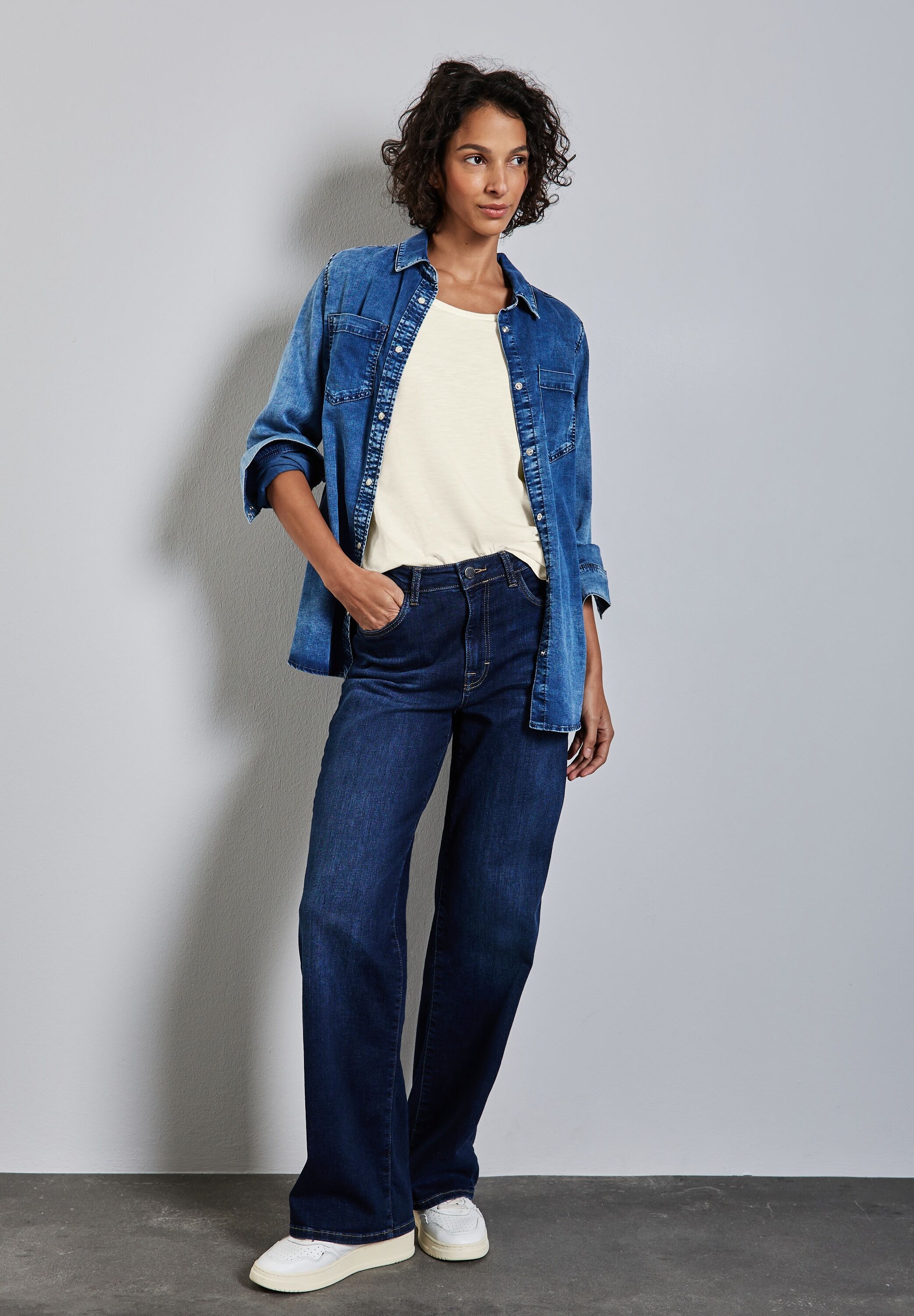 T-Shirt STREET ONE "Style Gerda", Damen, Gr. 34, weiss (sanftes weiß), Jersey, Obermaterial: 50% Baumwolle, 50% Modal, unifarben, regular fit taillenbedeckt, V-Ausschnitt, gerader Abschluss, Shirts T-Shirt sanftes weiß 34