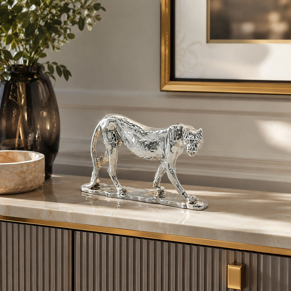 Zirkle Zilveren Panter Beeld – Luxe Decoratief Luipaard Ornament – Glanzend Zilver – B/D/H: 26 x 14 x 5 cm