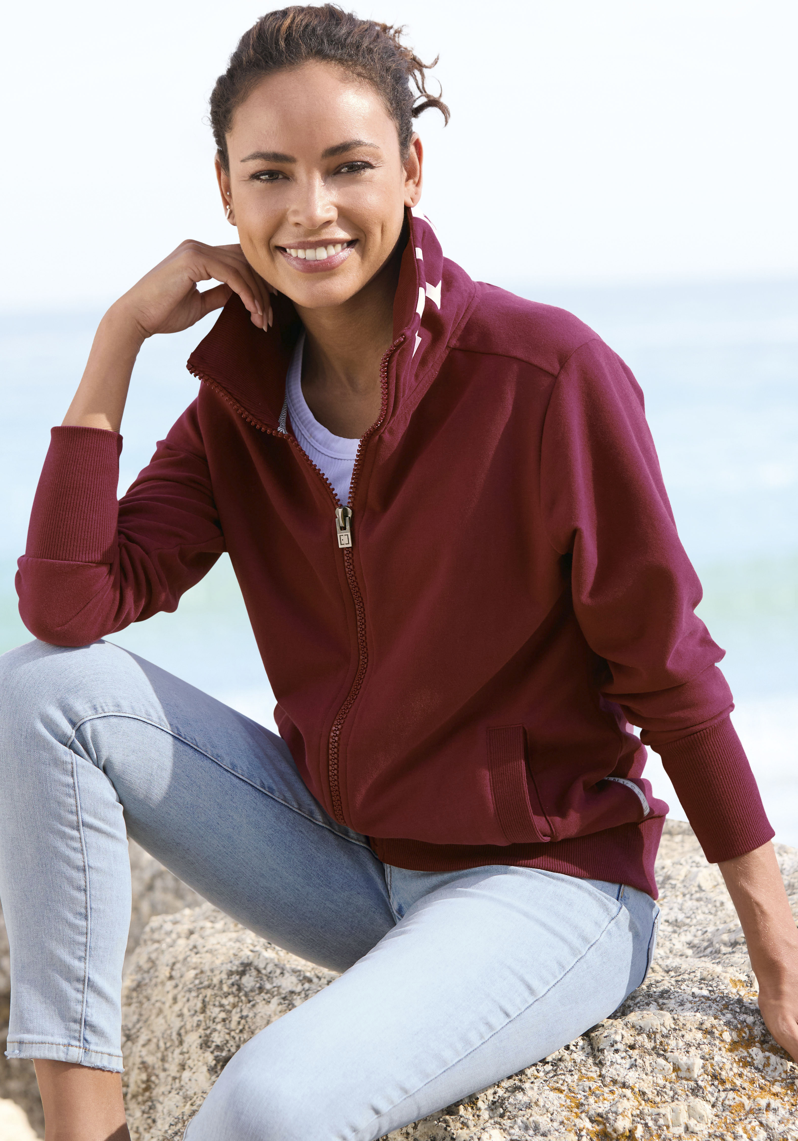Sweatjacke ELBSAND "Alvis", Damen, Gr. XXL (44), rot (weinrot), angeraute Sweatware, Obermaterial: 95% Baumwolle, 5% Elasthan, unifarben, figurumspielend hüftlang, Sweatjacken Sweatjacke, mit Logodruck am Kragen, bequeme Freizeitjacke mit Stehkragen, Tops