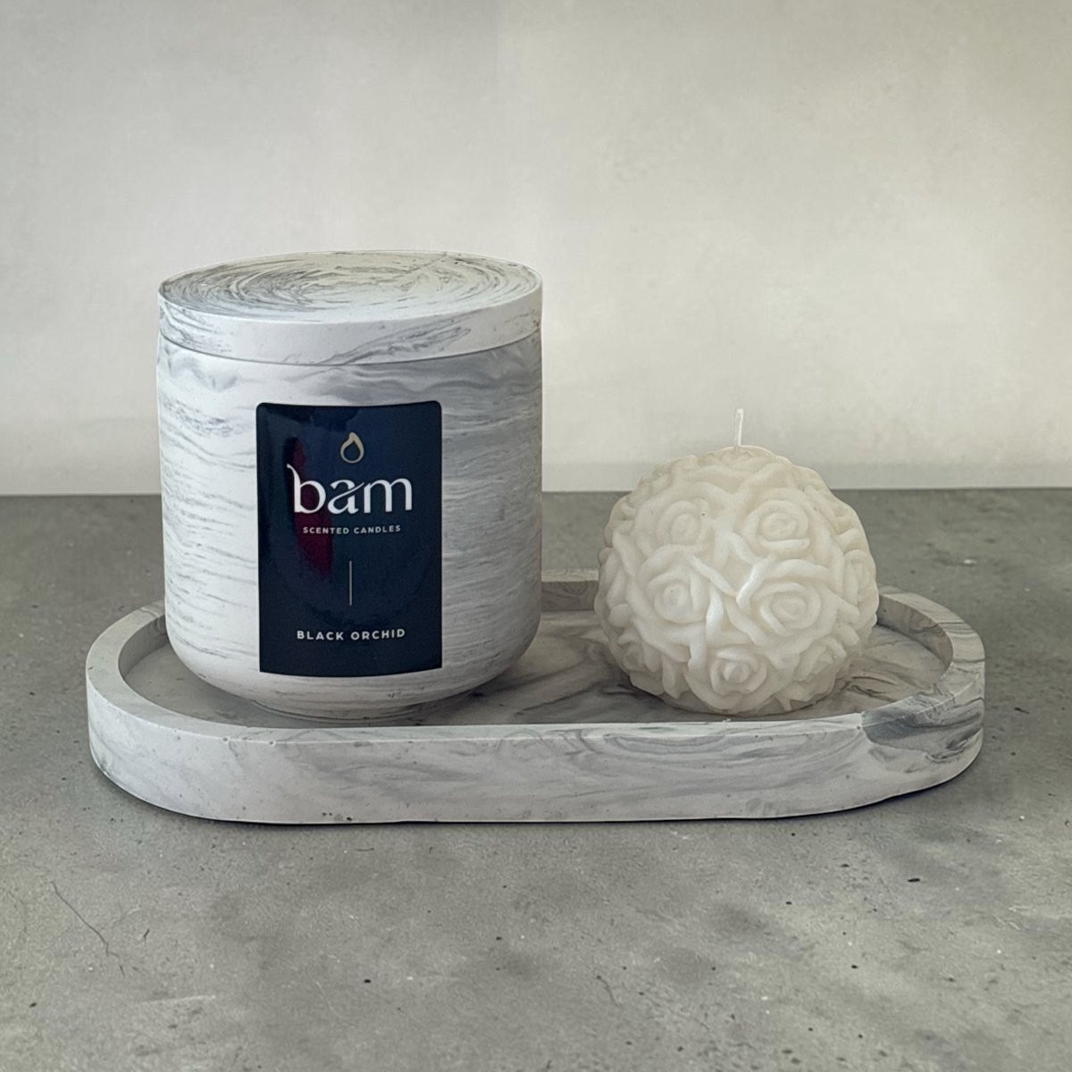 BAM Kaarsen Black Orchid Geschenkset – Geurkaars 140 g met Houten Lont en Zwart Gemarmerd Ovaal Schaaltje