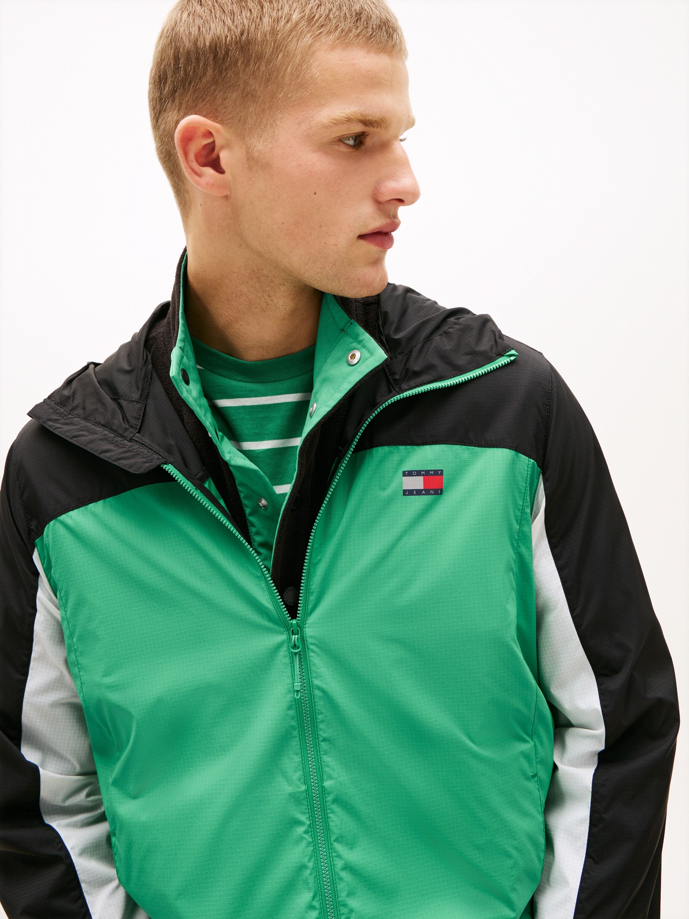 Tommy Jeans "TJM OUTDOOR SHELL" mit Kapuze Windsheeter Windjacke Packable Fahrradjacke Regular fit mit Kapuze bahama grün multi L