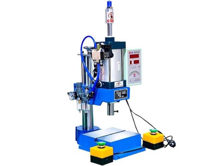 JKJZSALJ Pneumatische Stanzmaschine – 200 kg digitale Desktop-Stanzpresse mit Display-Controller, einstellbarer Druck 0,15–0,8 MPa, doppelte Steuerung für Präzisionsarbeiten