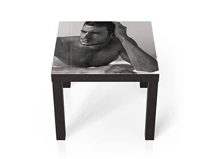 DEQORI Glastisch schwarz klein 55x55 cm Motiv Schöner Mann am Strand ausgefallener Beistelltisch aus Glas Hochglanz Couchtisch fürs Wohnzimmer moderner Couch Tisch mit Design