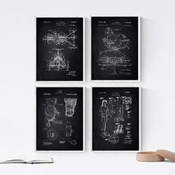 POSTER Set mit 4 Schwarz Kinderspielzeug Patent Stil von Puppen und Spielen A4 Schwarzer Rahmen