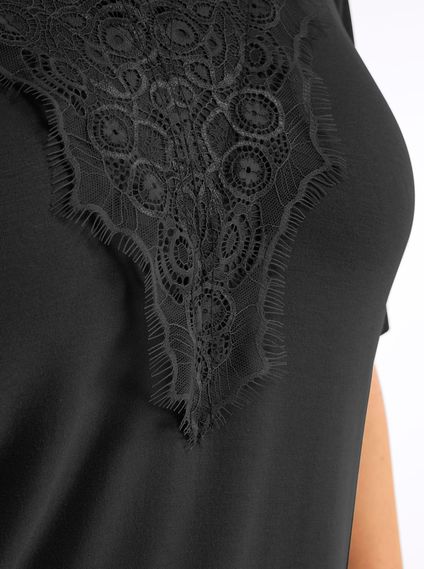 Spitzenshirt SHEEGO "Halbarmshirt", Damen, Gr. 48/50, schwarz, 95% Viskose, 5% Elasthan, Spitze:100% Polyimid, unifarben, V-Ausschnitt, Shirts Spitzenshirt