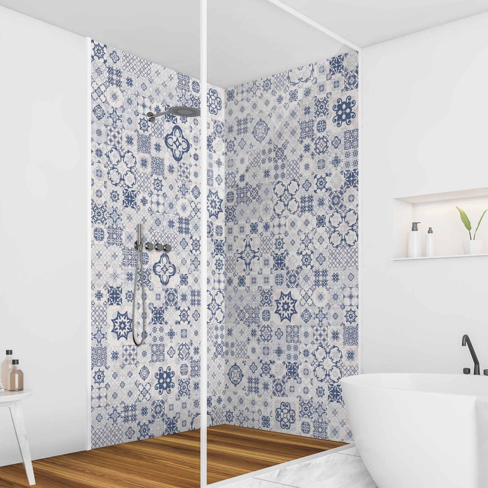 Duschrückwand mit Motiv selbstklebend - 0.61 mm Wandpaneel wasserfest Design blau Fliesenoptik Illustration Badrückwand fugenlos Premium matt 110x190 cm