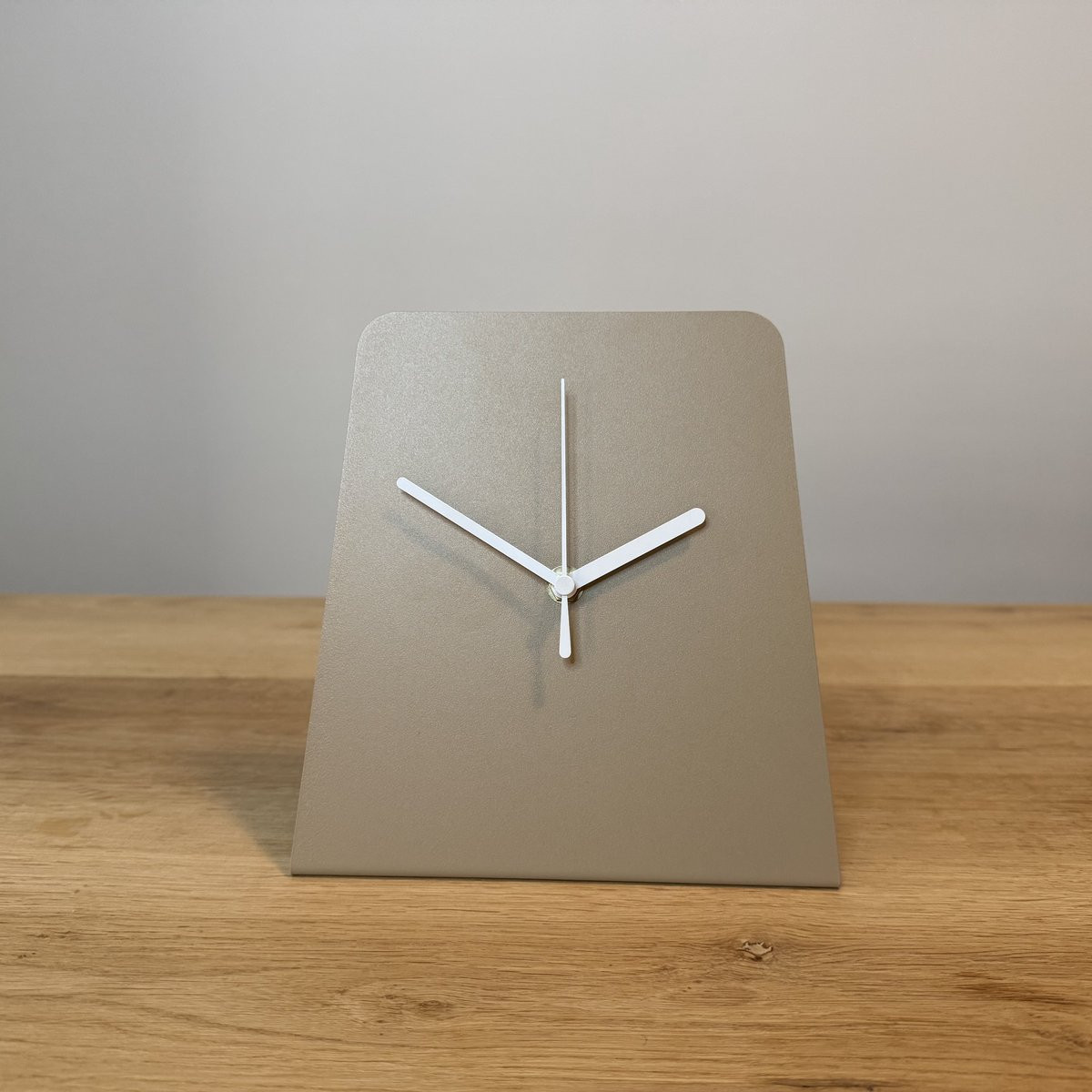 Stalen Design Tafelklok TOTH - Grijsbeige