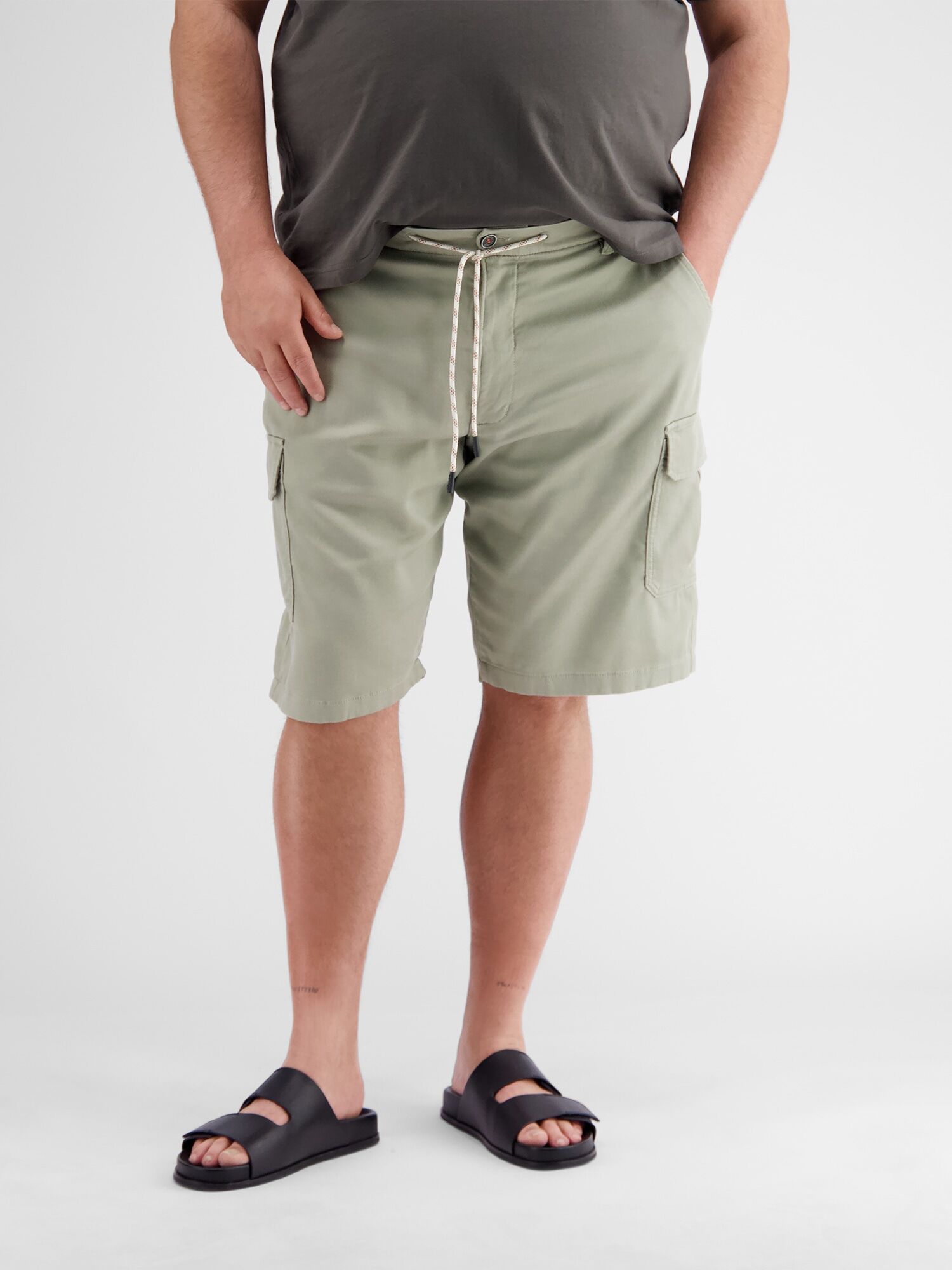 Jogg-Bermudas LERROS "Cargo-Jog-Bermuda in Übergrössen", Herren, Gr. 46, grau (tinted grau), 55% Lyocell, 44% Baumwolle, 1% Elasthan, Hosen Jogg-Bermudas tinted grau 46