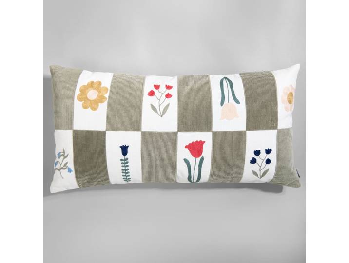 Kissen aus recycelter Baumwolle in Grün und Ecru mit mehrfarbiger Blumenstickerei, 40 x 80 cm