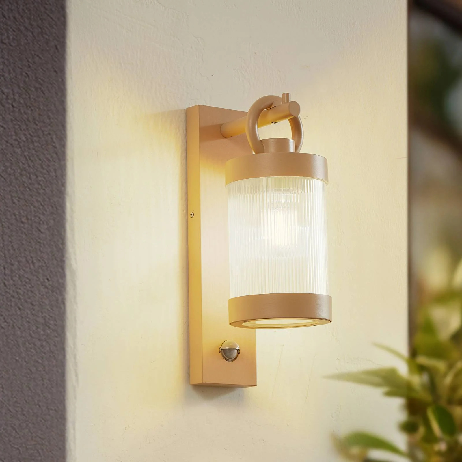Lindby Yrene buitenwandlamp beige, dimbaar met bewegingssensor, modern aluminium