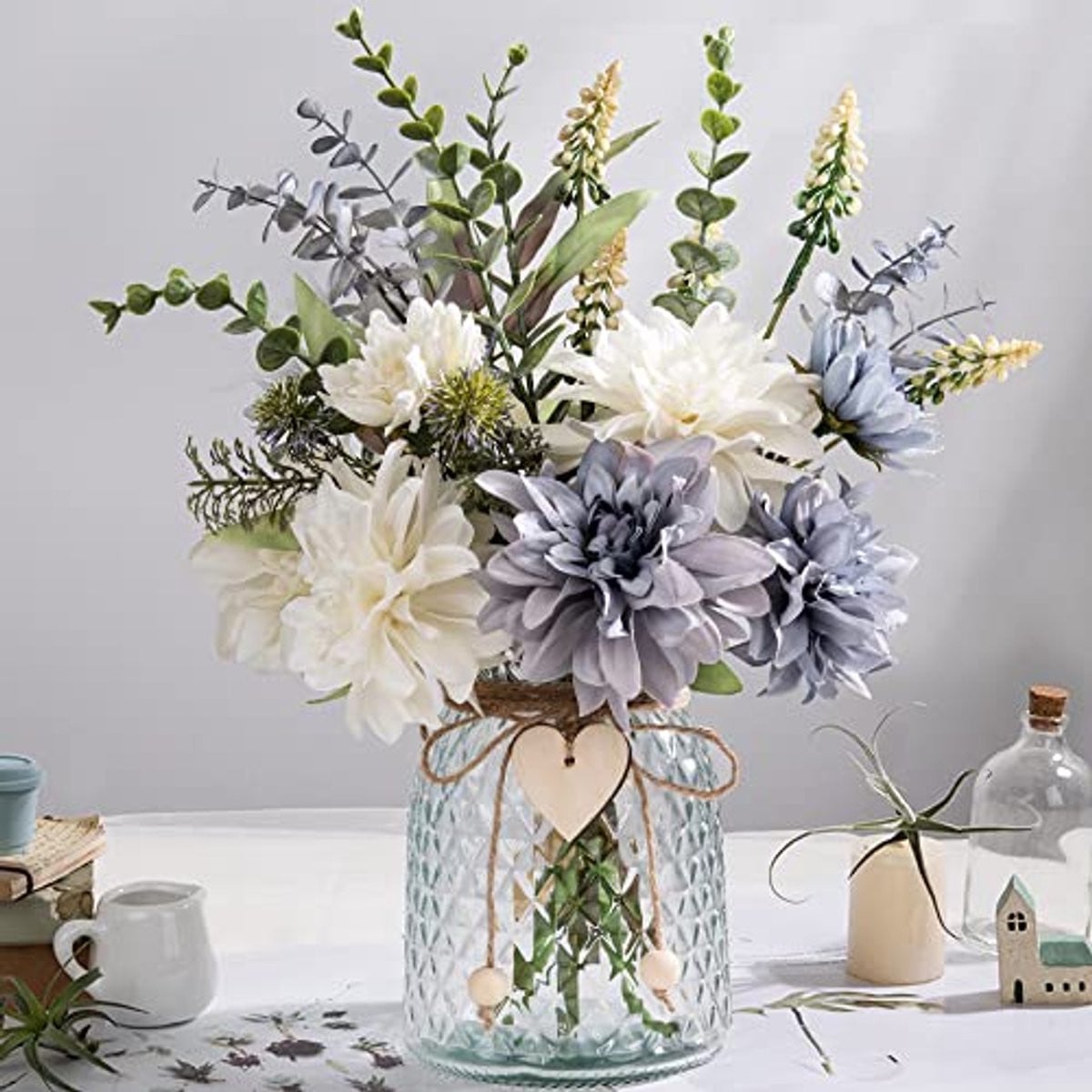 Zijden bloemenarrangement met glazen vaas voor tafeldecoratie