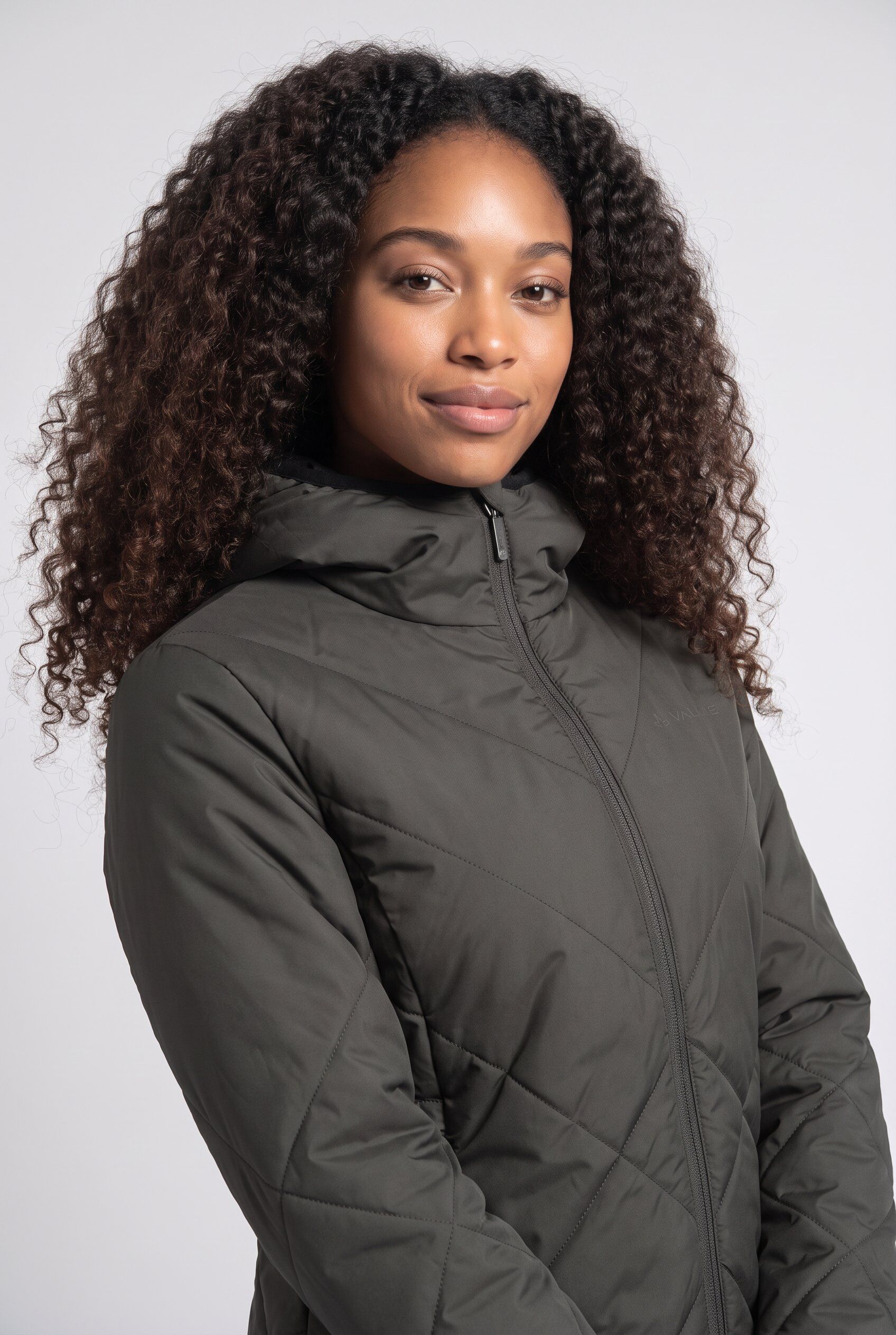 Steppjacke VAUDE "SE WOMEN´S SAFIEN JACKET", Damen, Gr. 44, schwarz (graphite), Obermaterial: 100% Polyester. Futter: 100% Polyamid. Wattierung: 100% Polyester, normal, Jacken Steppjacke, für Erwachsene, wasserabweisend, windabweisend, normale Schnittform