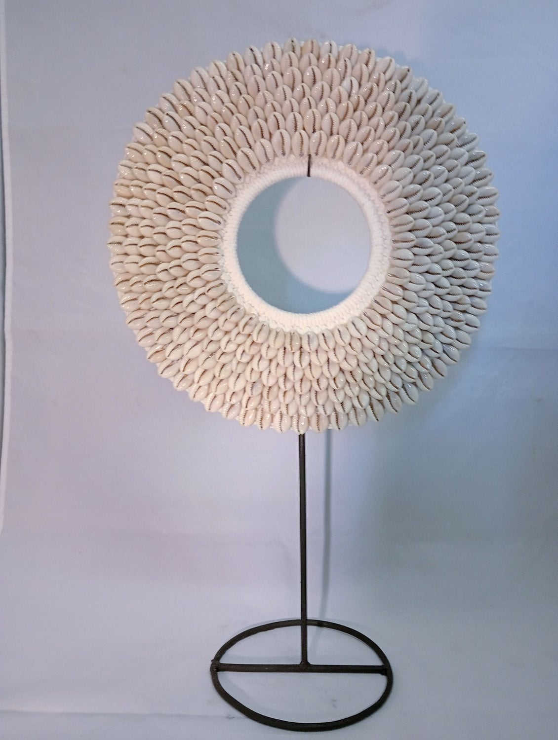 Kauri schelpenketting op standaard Bali decoratie voor volwassenen