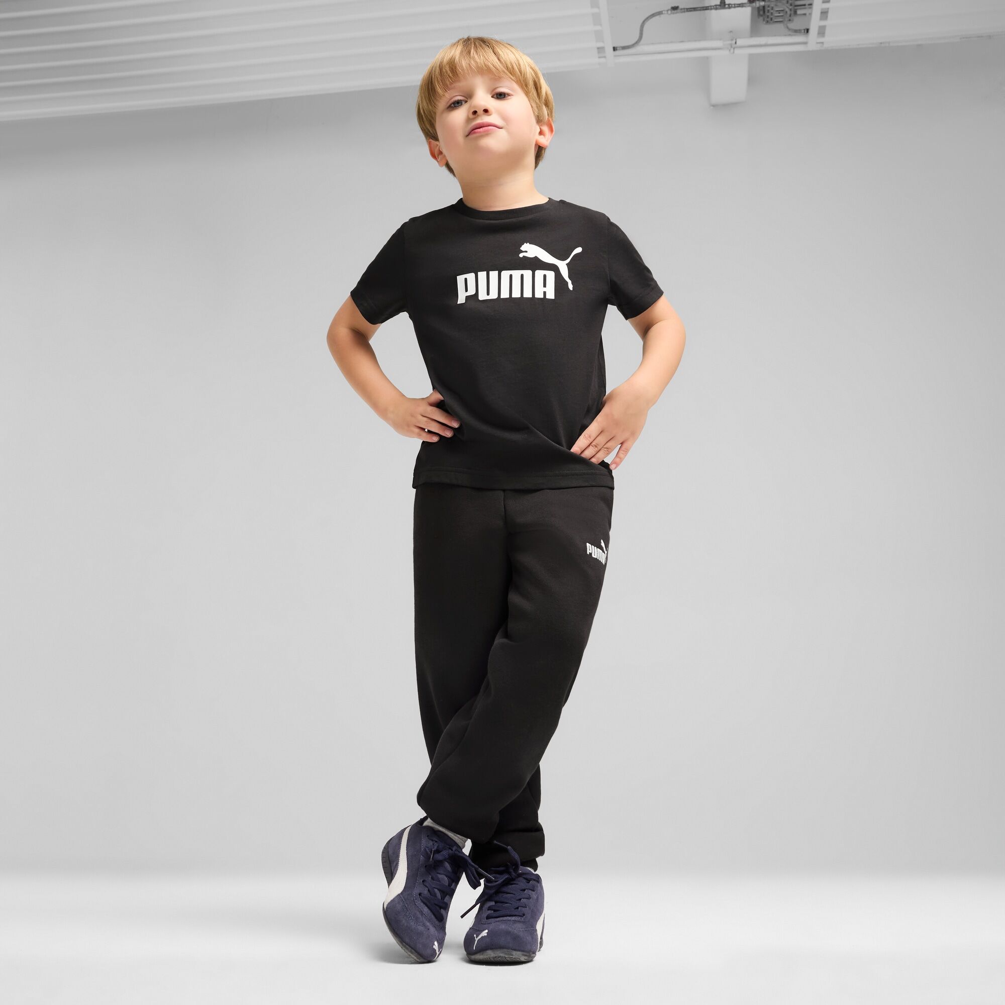 Trainingshose PUMA "ESS SMALL NO1 LOGO SWEATPANTS FL PS", Jungen, Gr. 122, N-Gr, schwarz (puma schwarz), Fleece, Obermaterial: 66% Baumwolle, 34% Polyester, unifarben, regular fit normal, Hosen Trainingshose, mit Eingrifftaschen, elastischer Bund, Regular