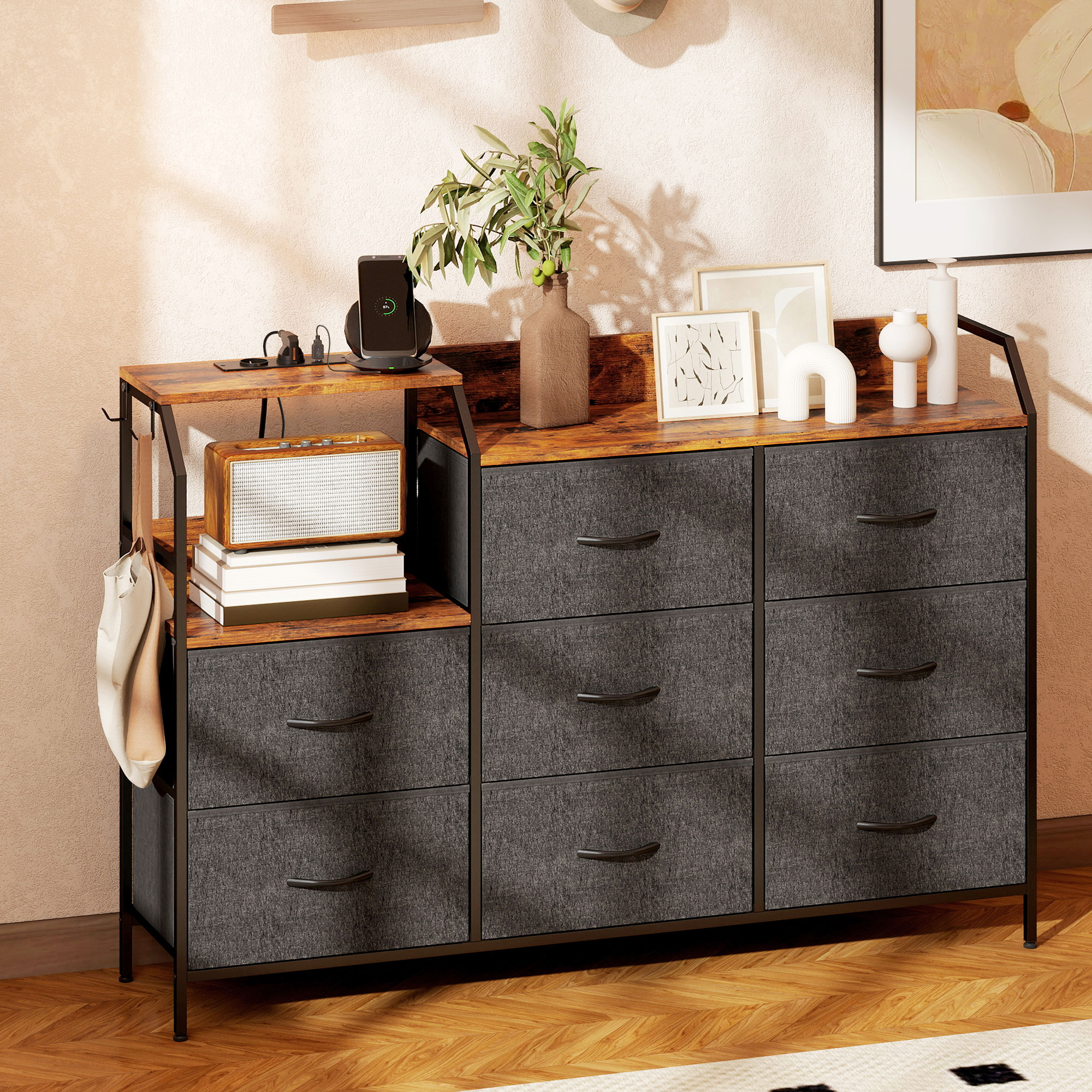Homcom Cassettiera, con stazione di ricarica, 8 cassetti in tessuto, ripiano aperto, 130,5x30x88cm, Marrone   Aosom Italy