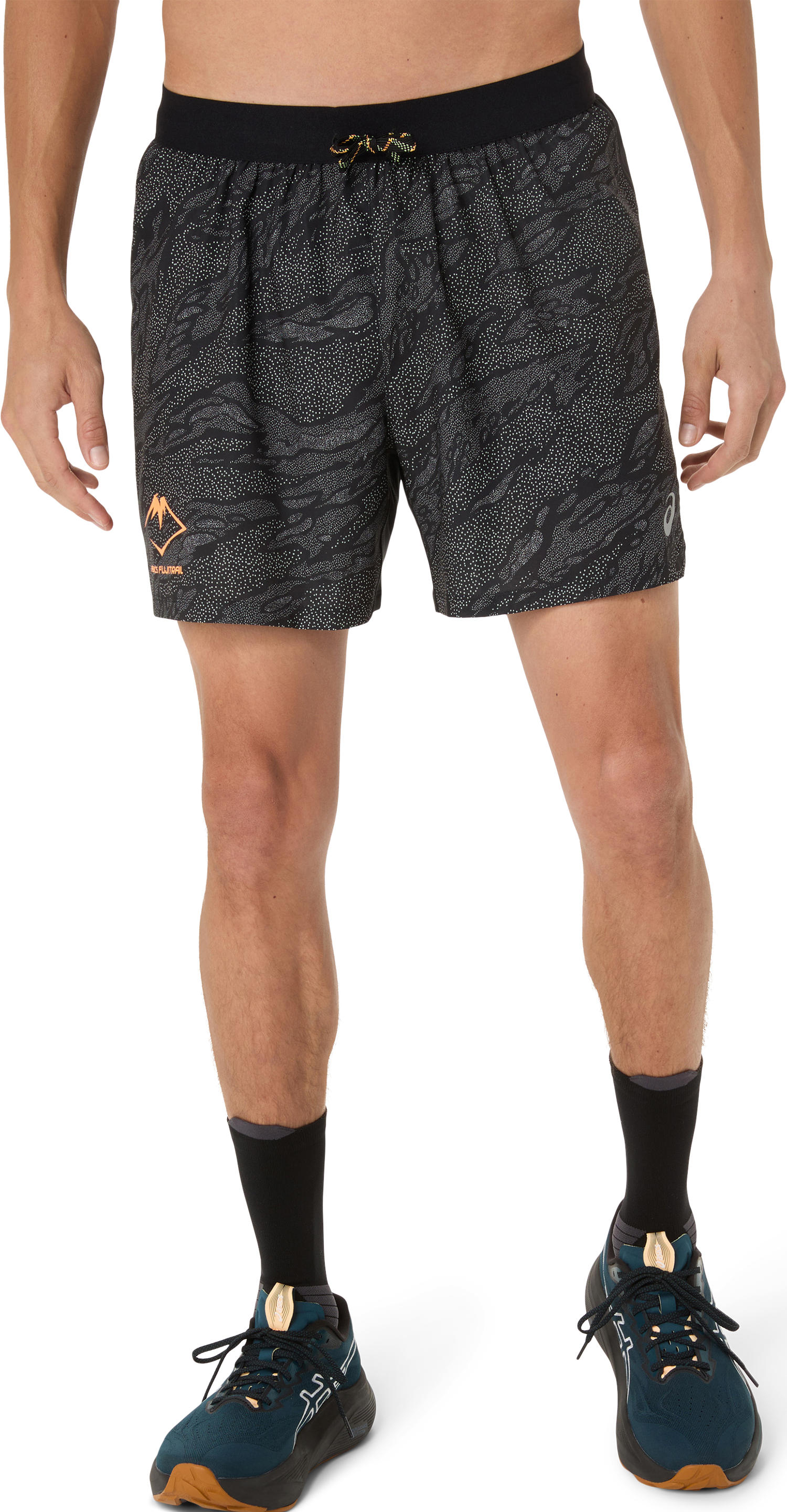 Laufshorts ASICS "FUJITRAIL ALL OVER PRINT 5IN SHORT", Herren, Gr. XL, N-Gr, schwarz (performance schwarz), Obermaterial: 100% Polyester, Hosen Laufshorts performance schwarz XL, N-Gr