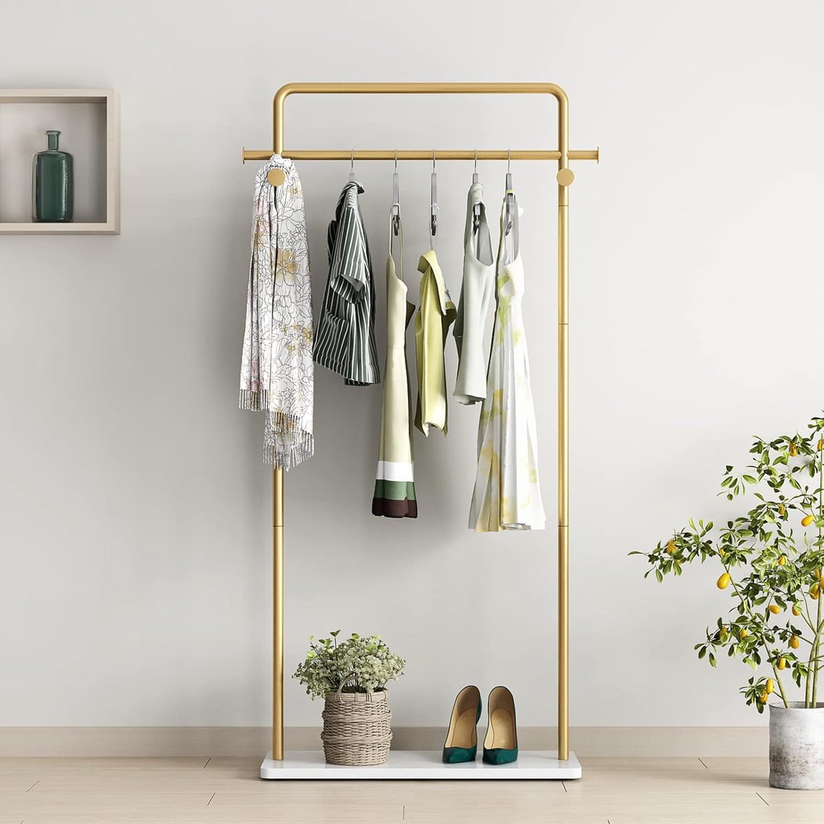 Gouden kledingrek met plank, vrijstaand industrieel metalen kledingrek voor kleding en accessoires