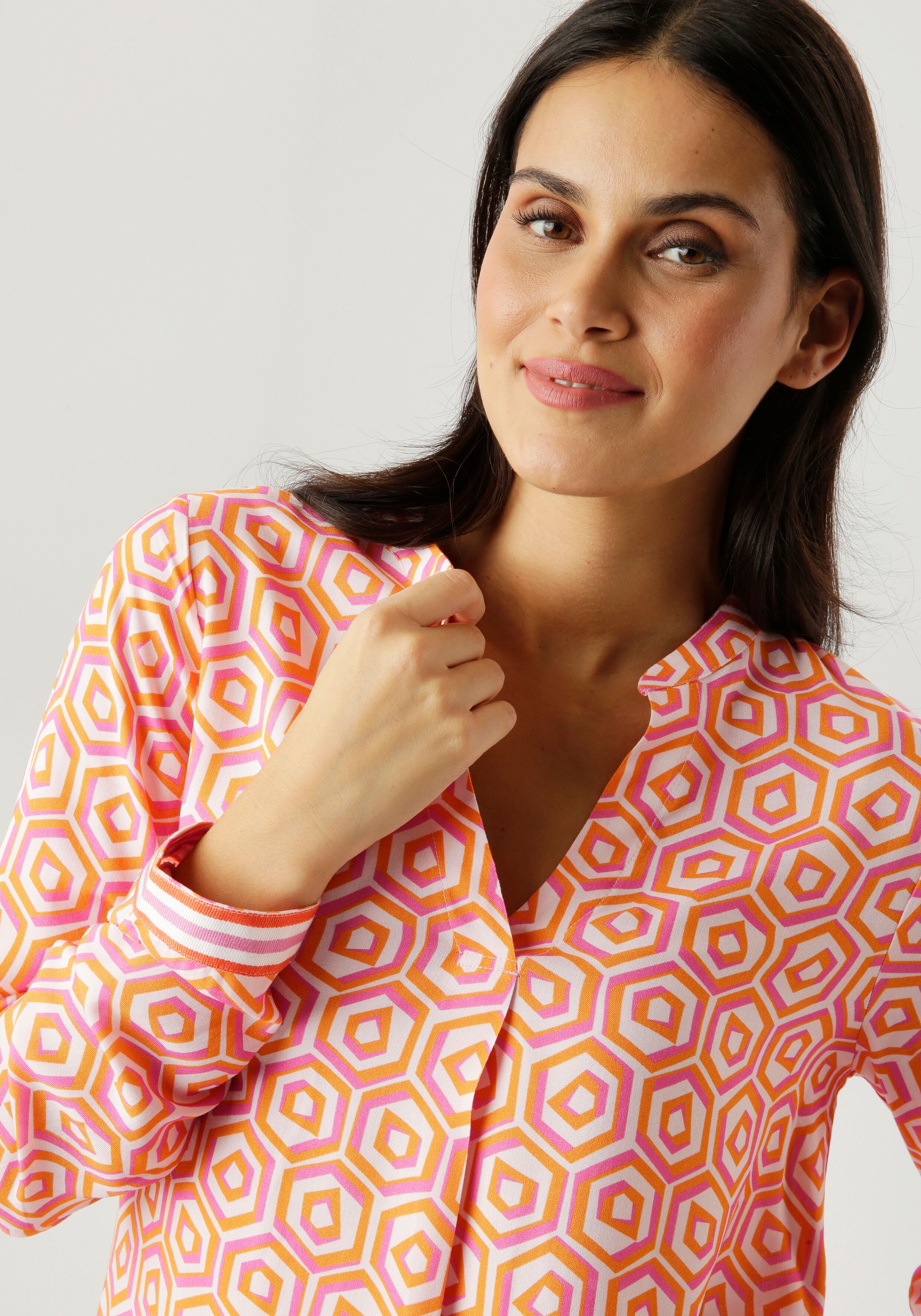 Schlupfbluse ANISTON SELECTED, Damen, Gr. 44, hellrosa, orange, pink, Web, Obermaterial: 100% Viskose, bedruckt, gemustert, lässig geschnitten hüftbedeckend, V-Ausschnitt, eingesetzt 1-Knopf-Manschette, Blusen Schlupfbluse, mit angesagter geometrischer Wa