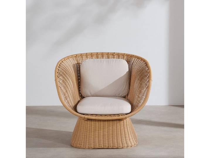 Gartenstuhl aus recyceltem, geflochtenem Kunststoff in Beige und Kissen aus recyceltem Polyester in Ecru