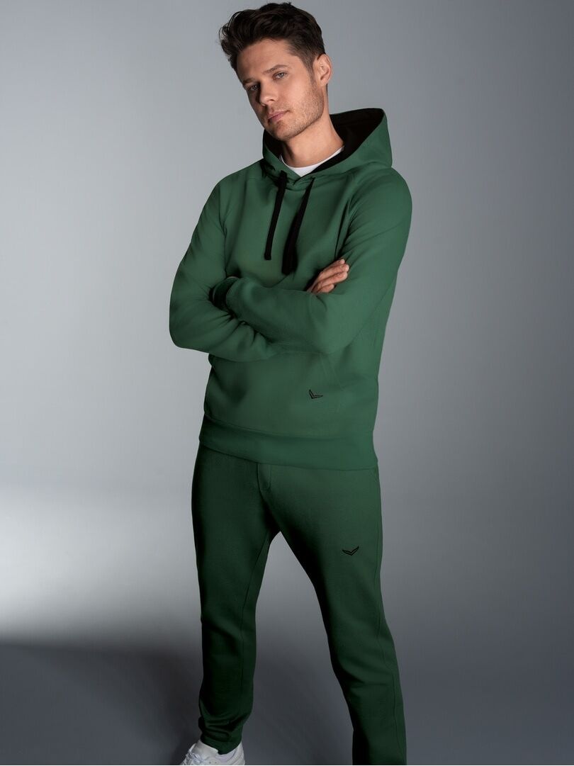 Jogginganzug TRIGEMA "TRIGEMA Jogginganzug aus Biobaumwolle", Herren, Gr. S, grün (efeu), Single Jersey, 75% Baumwolle (Biobaumwolle kbA), 25% Baumwolle (recycelt), Sportanzüge Jogginganzug