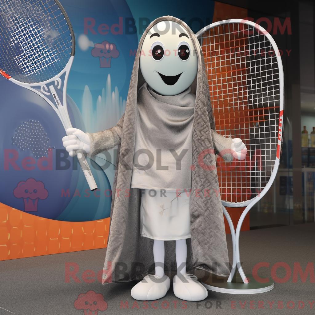 Maskottchen-Charakter REDBROKOLY eines silbernen Tennisschlägers bekleidet mit Overall und Schal