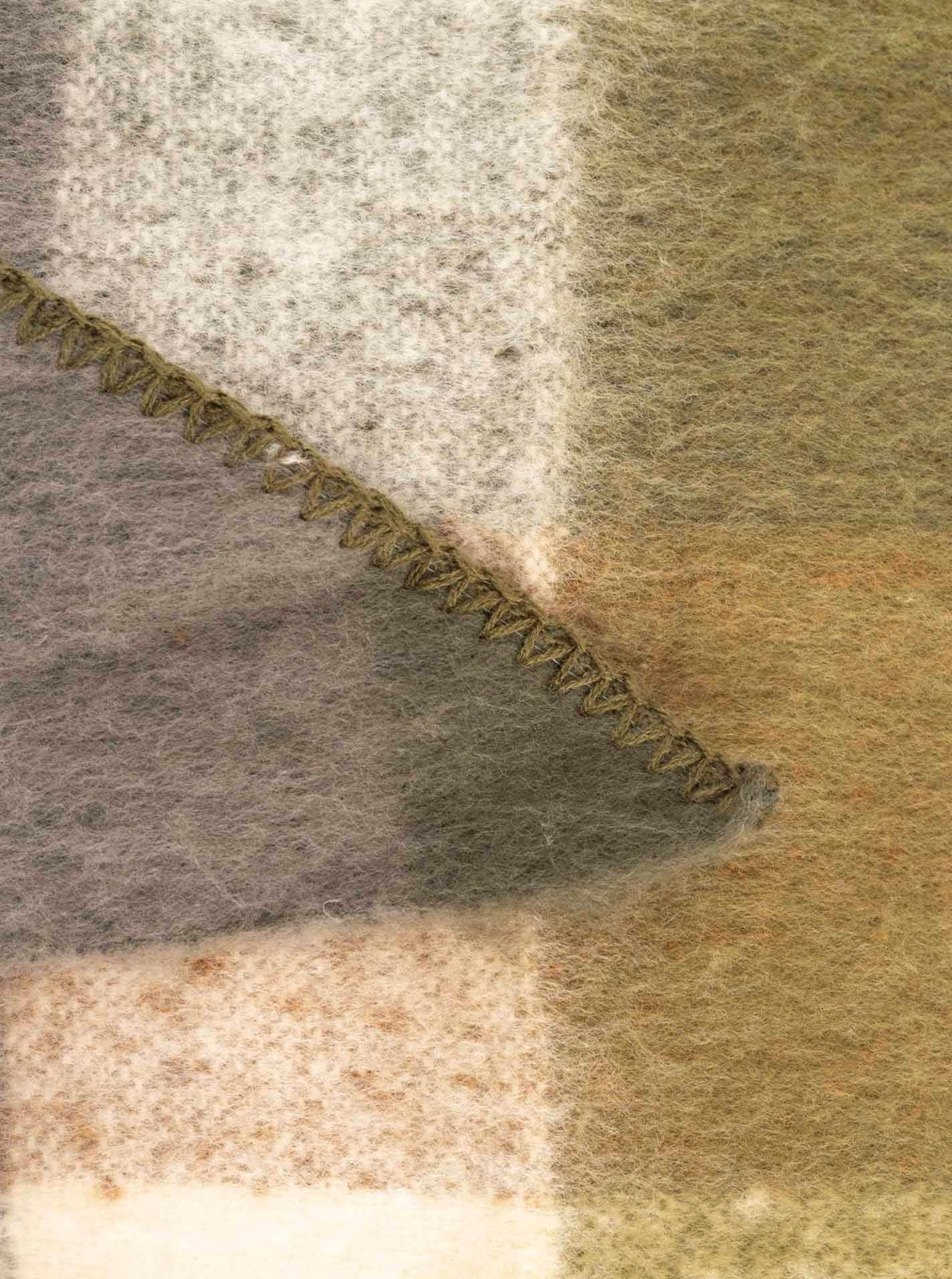 Dreieckstuch ZWILLINGSHERZ "Karo", Damen, olive, Obermaterial: 100% Polyester, Modetücher Dreieckstuch, großes Karo-Design, weiche Qualität, Dreiecksform