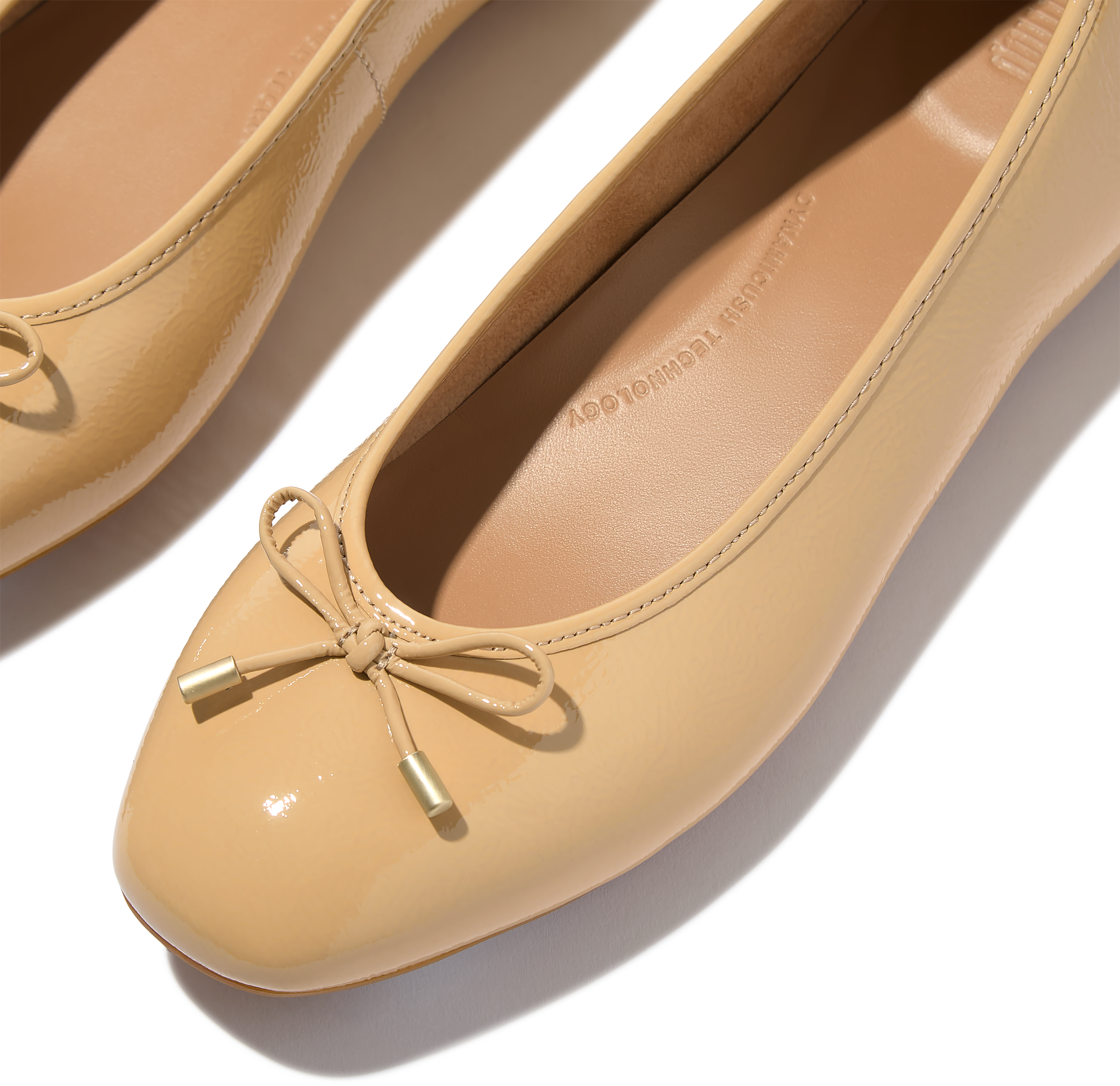 Ballerina FITFLOP "DELICATO BOW TEXTURED PATENT-LEATHER BALLET FLATS", Damen, Gr. 37, Textil, beige, Lackleder, Schuhe Ballerina, Businessschuh, Schlupfschuh mit dezenter Zierschleife beige 37, Textil