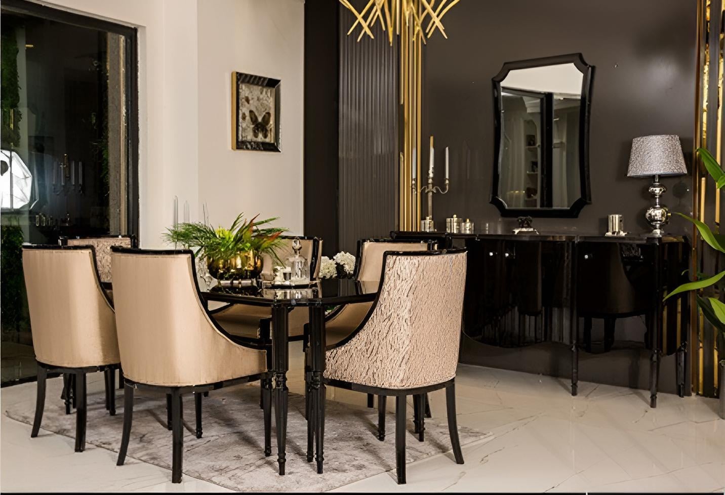 Klassieke en elegante eetkamer set met stoelen en spiegel van AEA