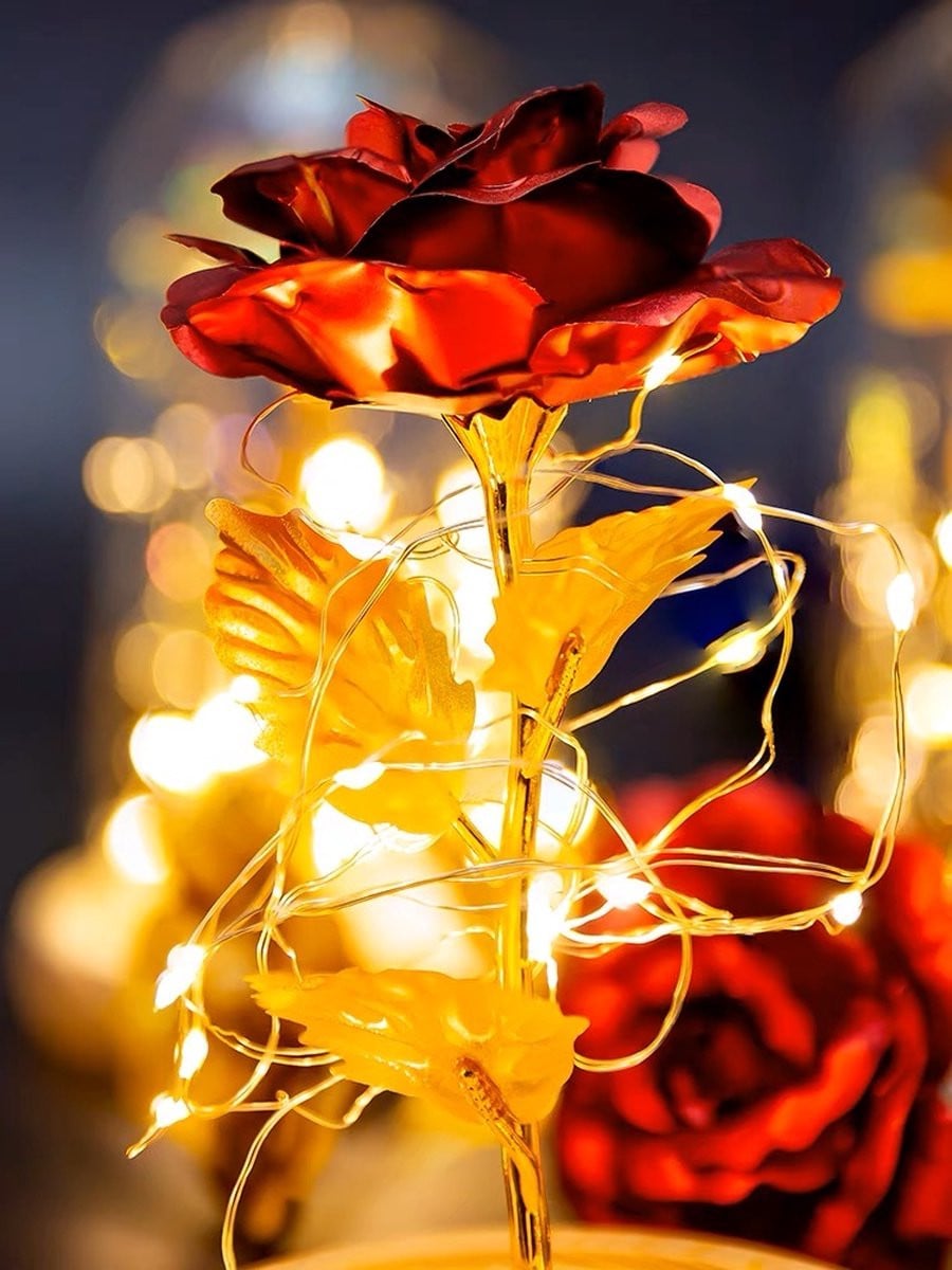 Rode kunstroos in glazen stolp met LED-verlichting - Goud