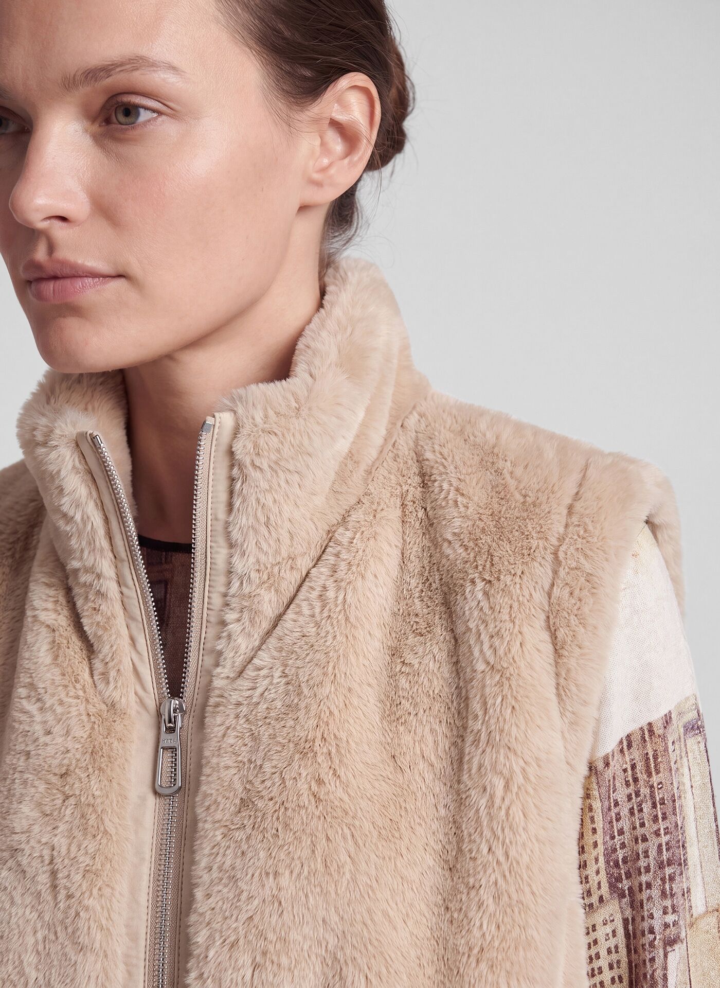 Fellimitatweste RABE, Damen, Gr. 36, beige (biskuit), Fleece, Obermaterial: 100% Polyester, unifarben, lässig geschnitten hüftbedeckend, Rundhals, Westen Fellimitatweste, Plüschweste mit Reissverschluss und Stehkragen biskuit 36