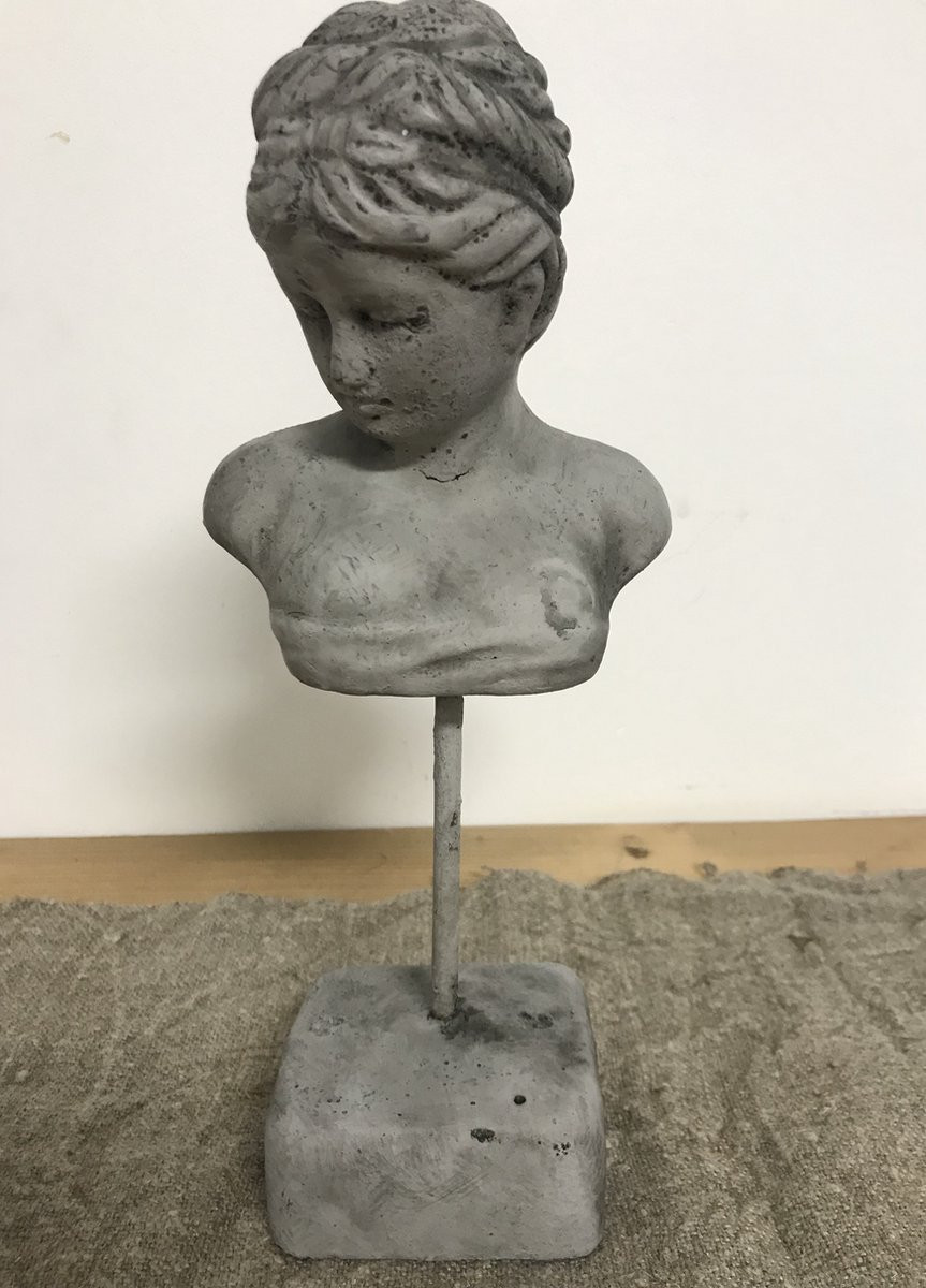Countryfield Ornament Vrouw Roman buste op voet voor op tafel