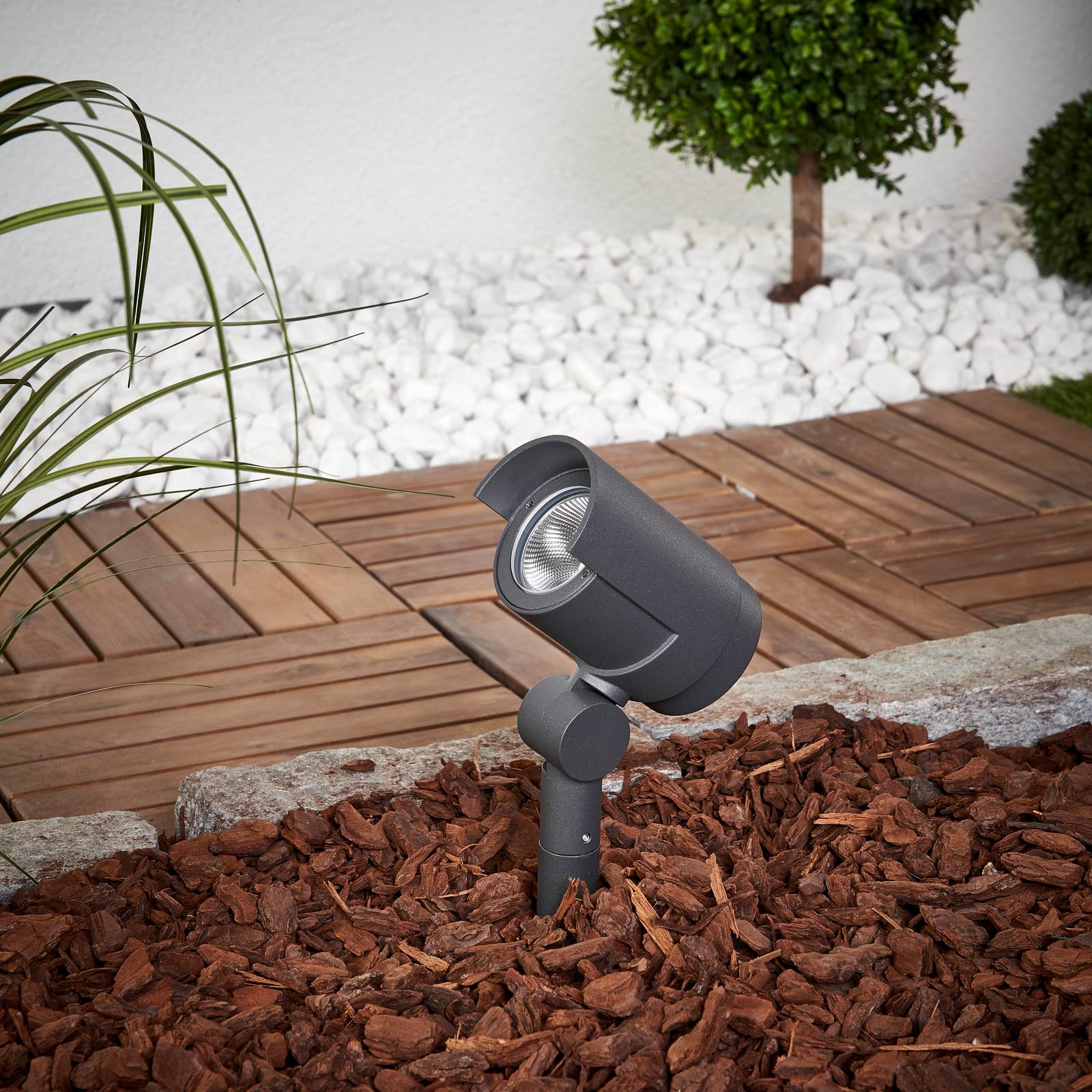 Lucande LED-Erdspießstrahler Beatrix, anthrazit, Alu, 45,7cm Beatrix, schwarz, Aluminium, Modern