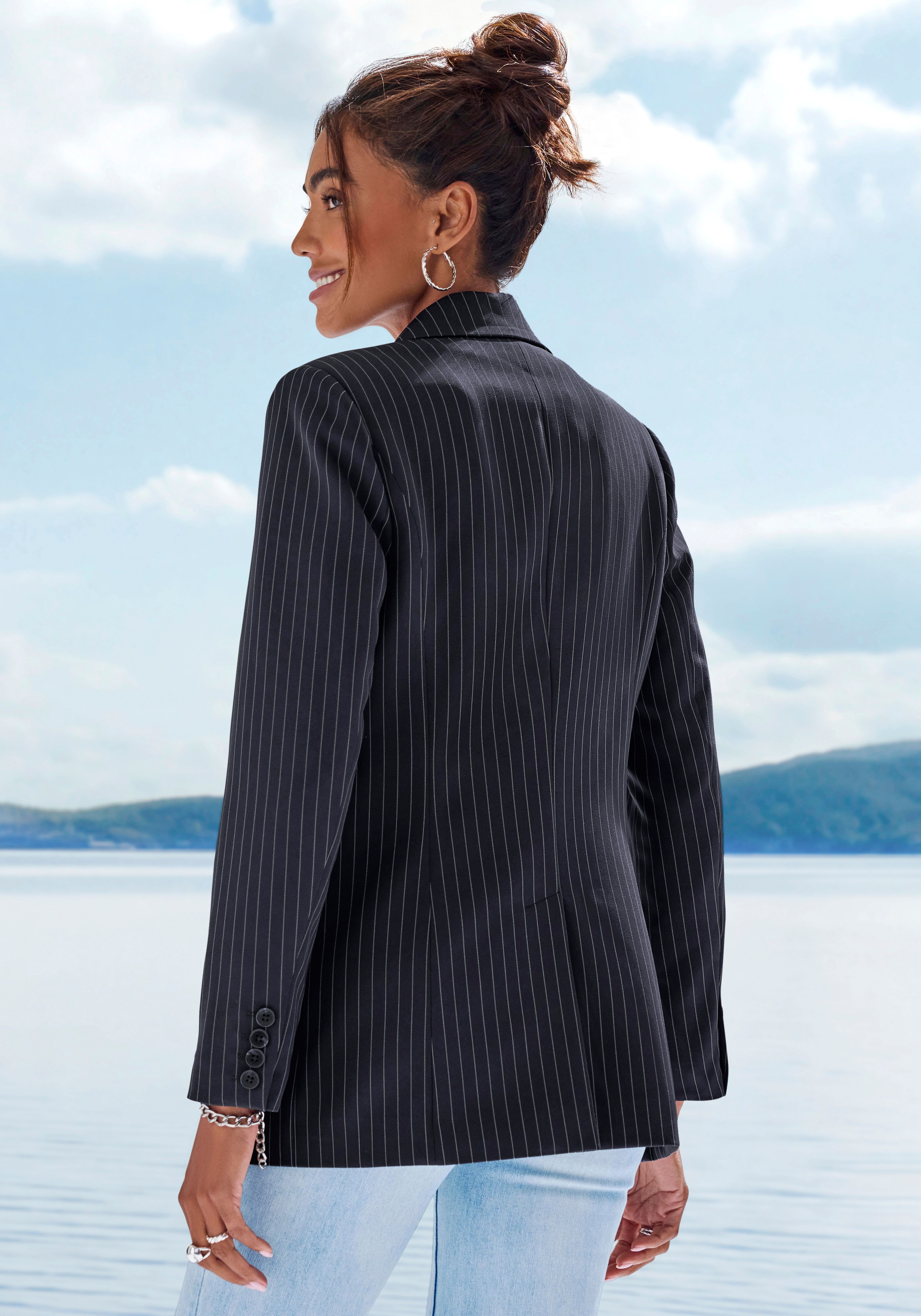 Longblazer LASCANA "mit Knopfverschluss und Pattentaschen, Nadelstreifenmuster", Damen, Gr. 46, blau (marine, creme gestreift), Web, Obermaterial: 93% Polyester, 7% Elasthan. Futter: 100% Polyester, Nadelstreifen, figurumspielend hüftbedeckend, Blazer Lon