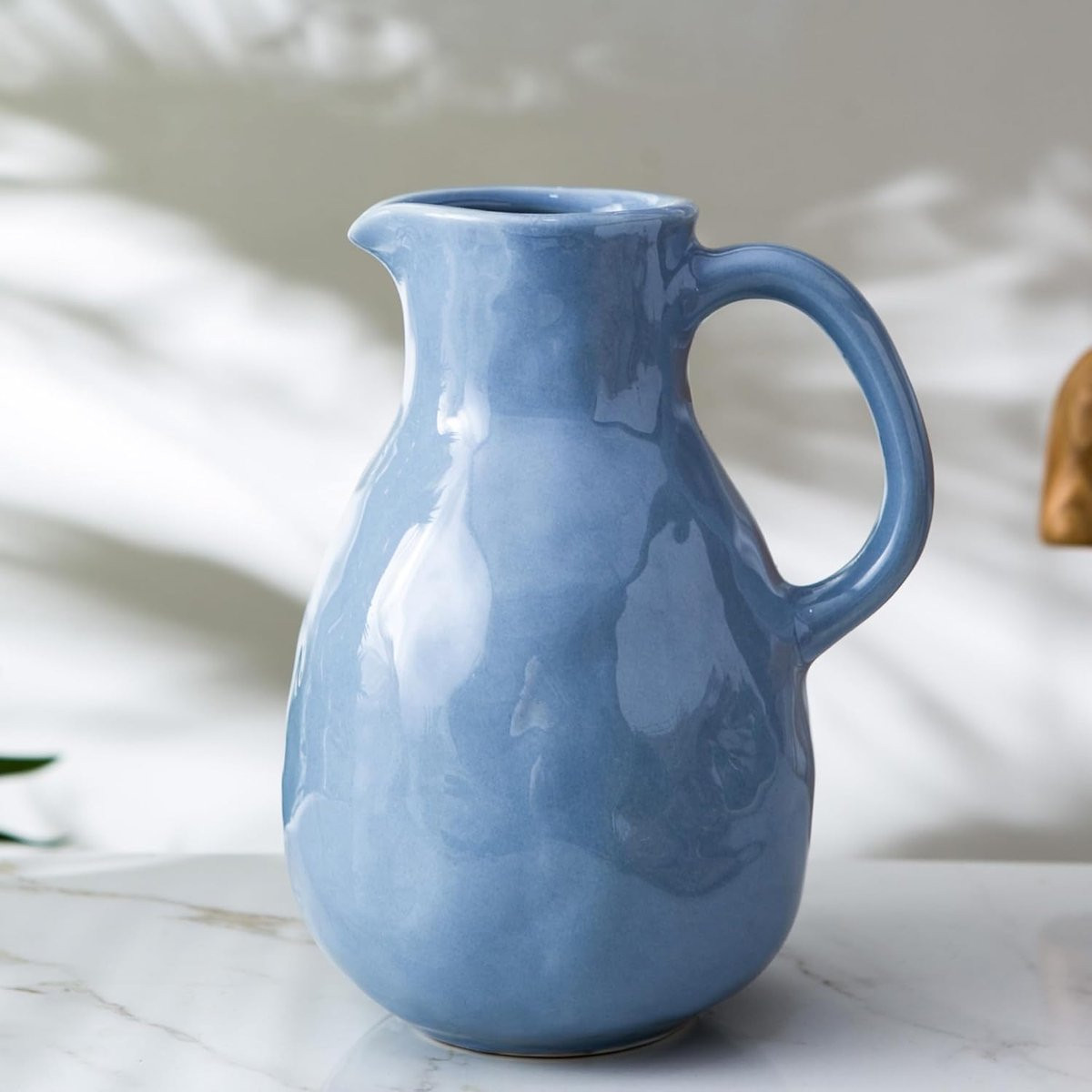 Blauwe keramische vaas met handvat