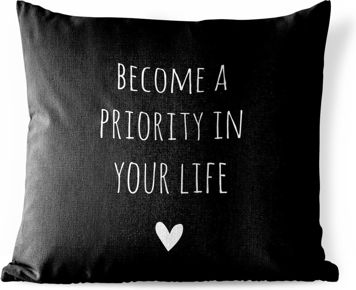 Weerbestendig sierkussen buiten met Engelse quote Become a priority in your life en hartje, zwart, 60 x 60 cm