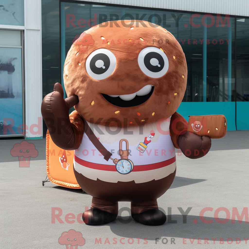 Maskottchen-Charakter REDBROKOLY eines braunen Donuts gekleidet mit einer Weste und Clutch-Taschen