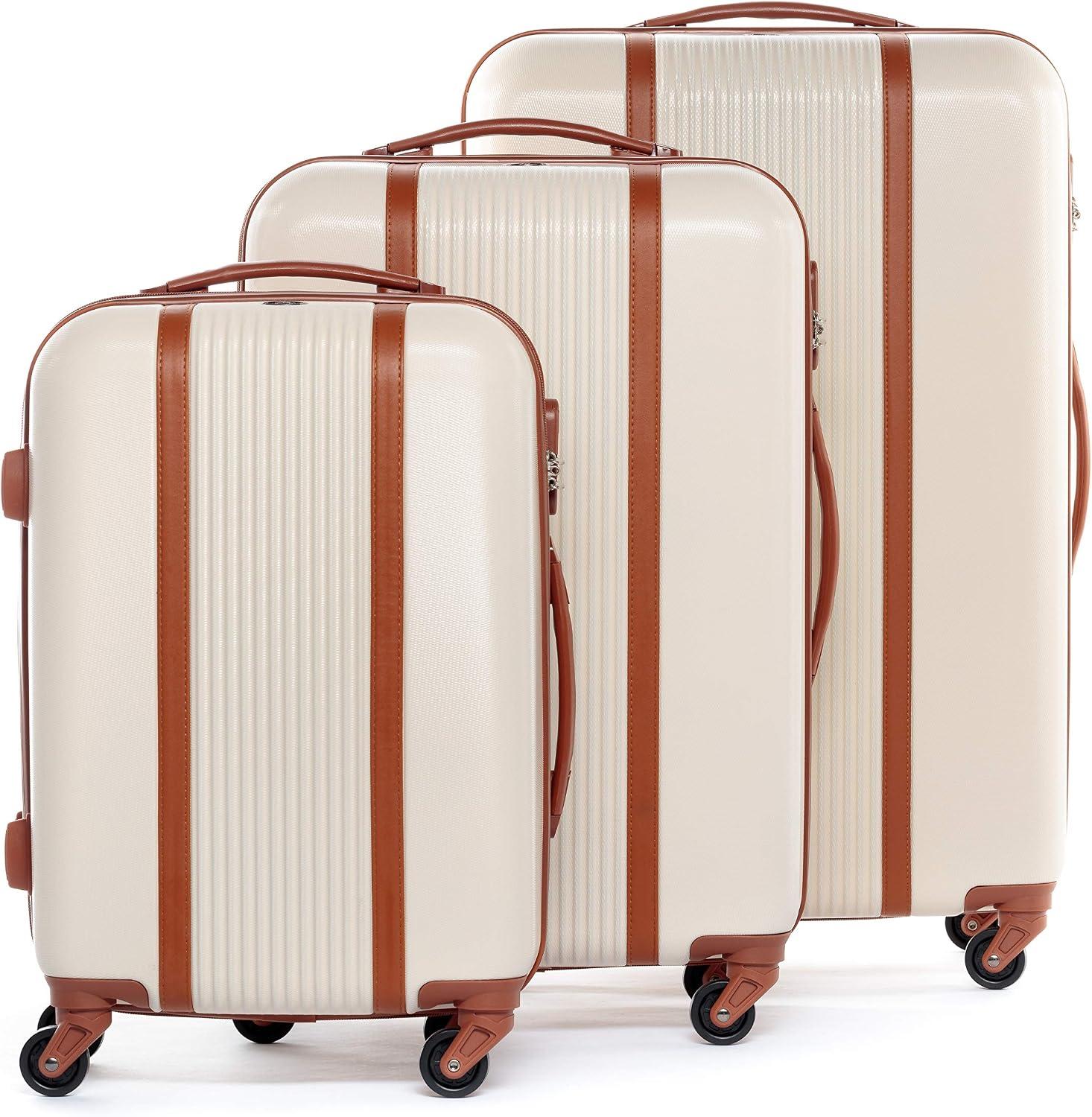 Ein 3-teiliges Hartschalen-Koffer-Set in Beige mit 4 Rollen, bestehend aus Trolleys in drei Größen